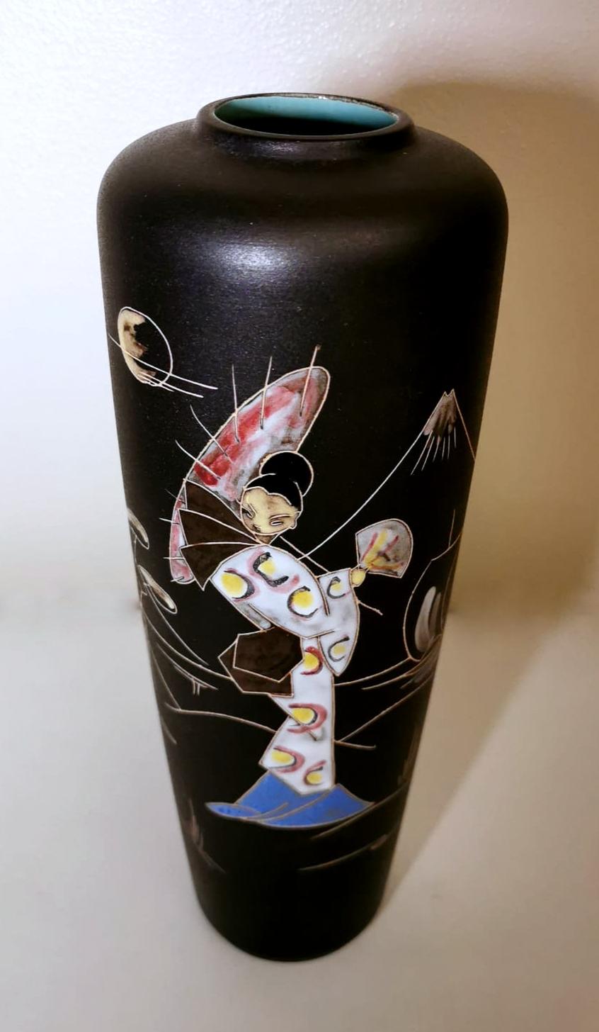 We kindly suggest you read the whole description, because with it we try to give you detailed technical and historical information to guarantee the authenticity of our objects.
Black ceramic vase with Japanese decoration painted and enameled in