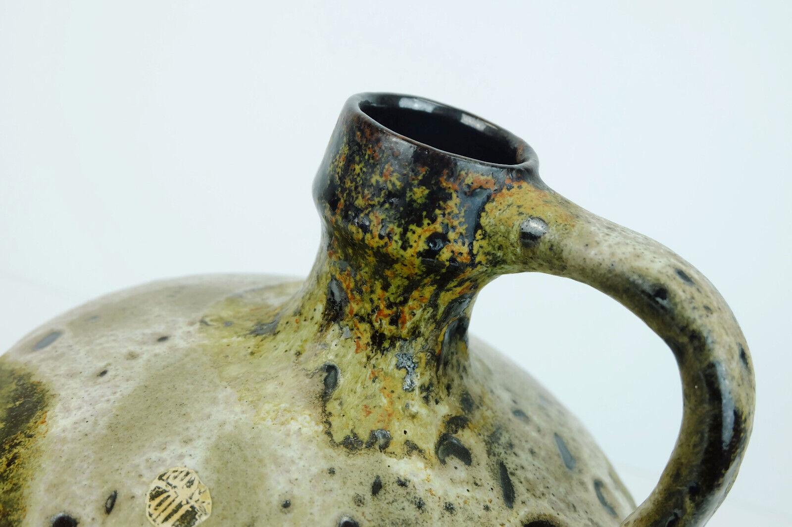 Un fantastique vase vintage d'Allemagne de l'Ouest fabriqué par Ruscha Keramik dans les années 1960-70. Glaçage au goutte-à-goutte dans les tons de brun et de beige avec quelques couleurs vert mousse et rouille. Numéro de modèle 340. 

Très bon