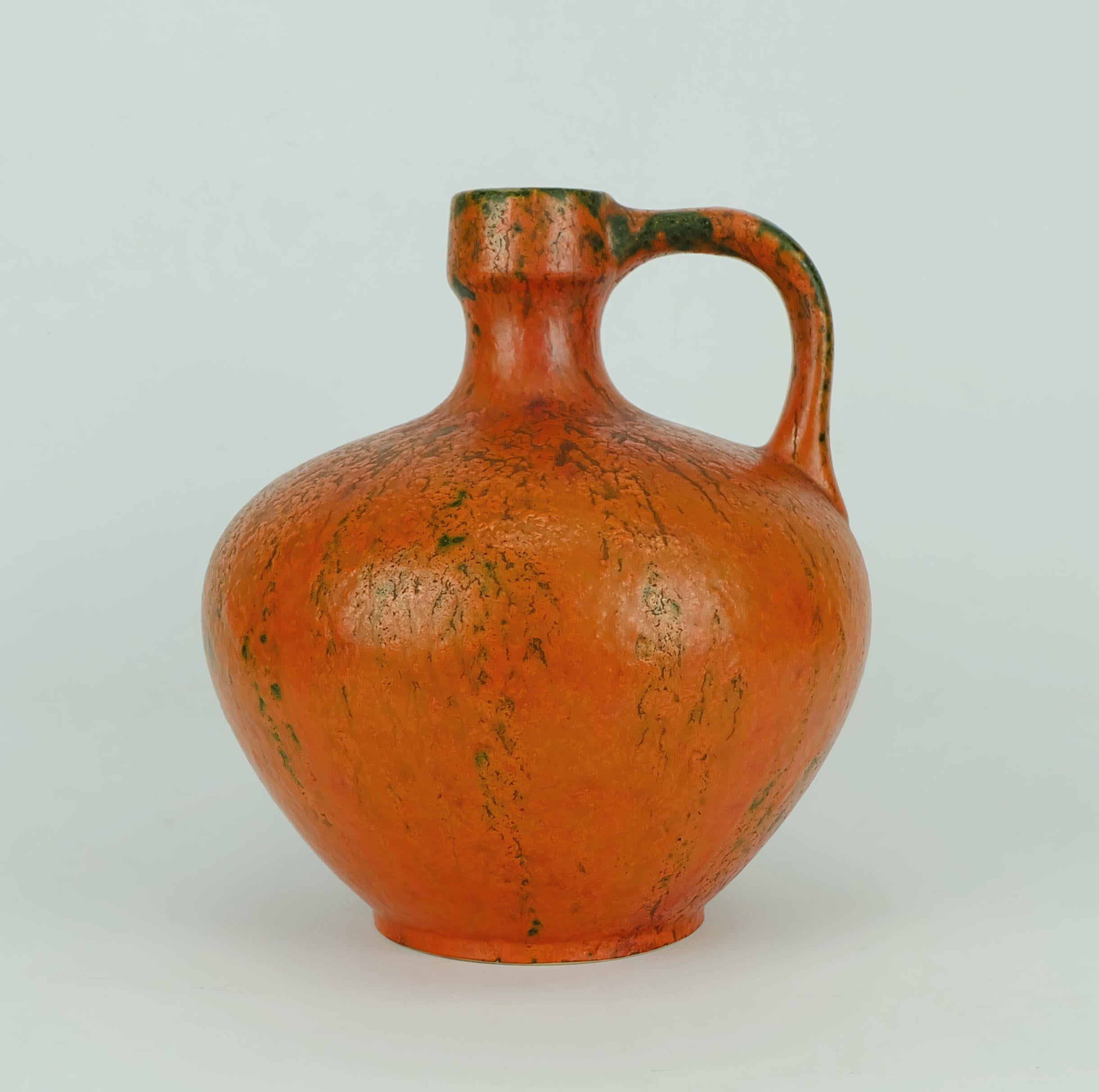 Un fantastico vaso vintage della Germania occidentale prodotto da Ruscha Keramik negli anni '60-'70. Smalto opaco a goccia arancione e verde. Numero di modello 340. 

Altezza 25 cm, larghezza 22 cm, peso 1600