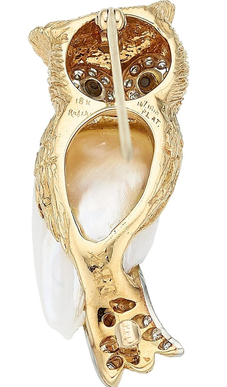 Gorgeous owl brooch by William Ruser.
Features baroque freshwater cultured pearl set in 18k yellow gold.
10% iridium platinum.
Black sapphire eyes with diamond accents.
Featured in Heritage 