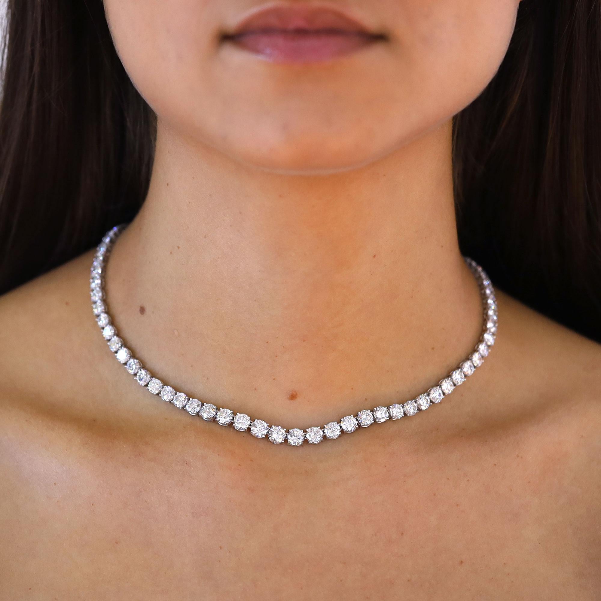 Un deslumbrante collar Riviere de diamantes del célebre William Ruser, el 