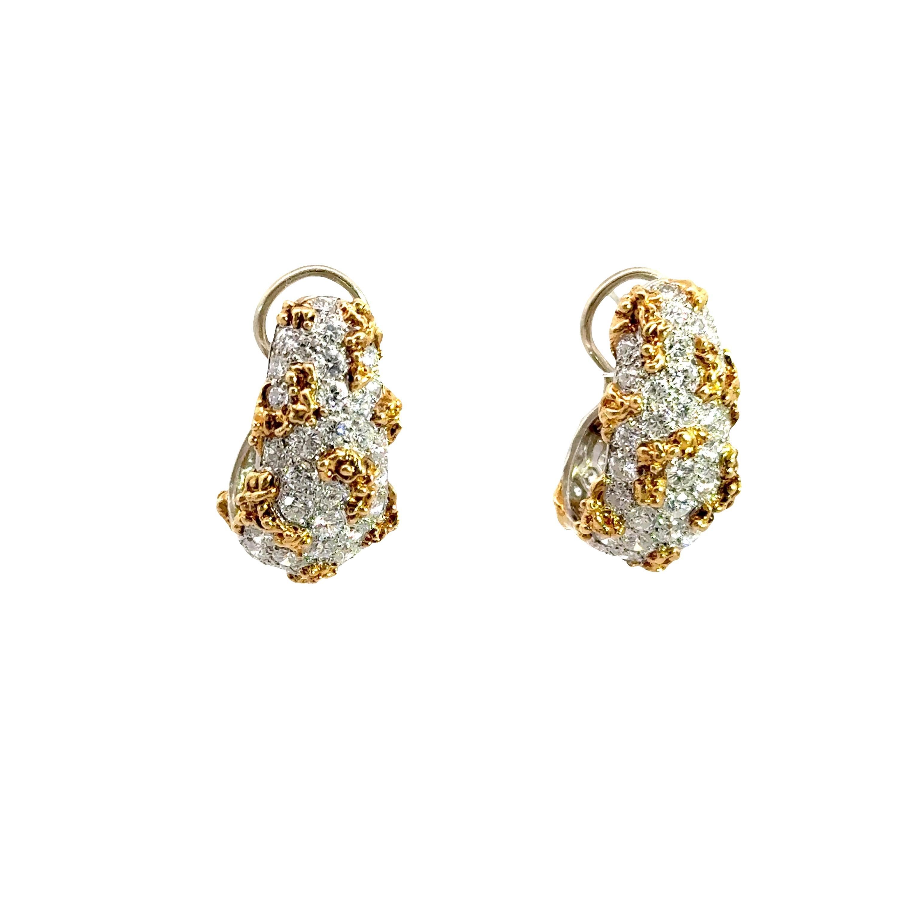 Fabriquées en or 18 carats, ces jolies boucles d'oreilles de Ruser sont un ajout unique à toute collection. Whiting d'environ 10 carats de diamants blancs ronds taillés en brillant, ils exsudent une brillance luxueuse. Le design intègre à la fois de