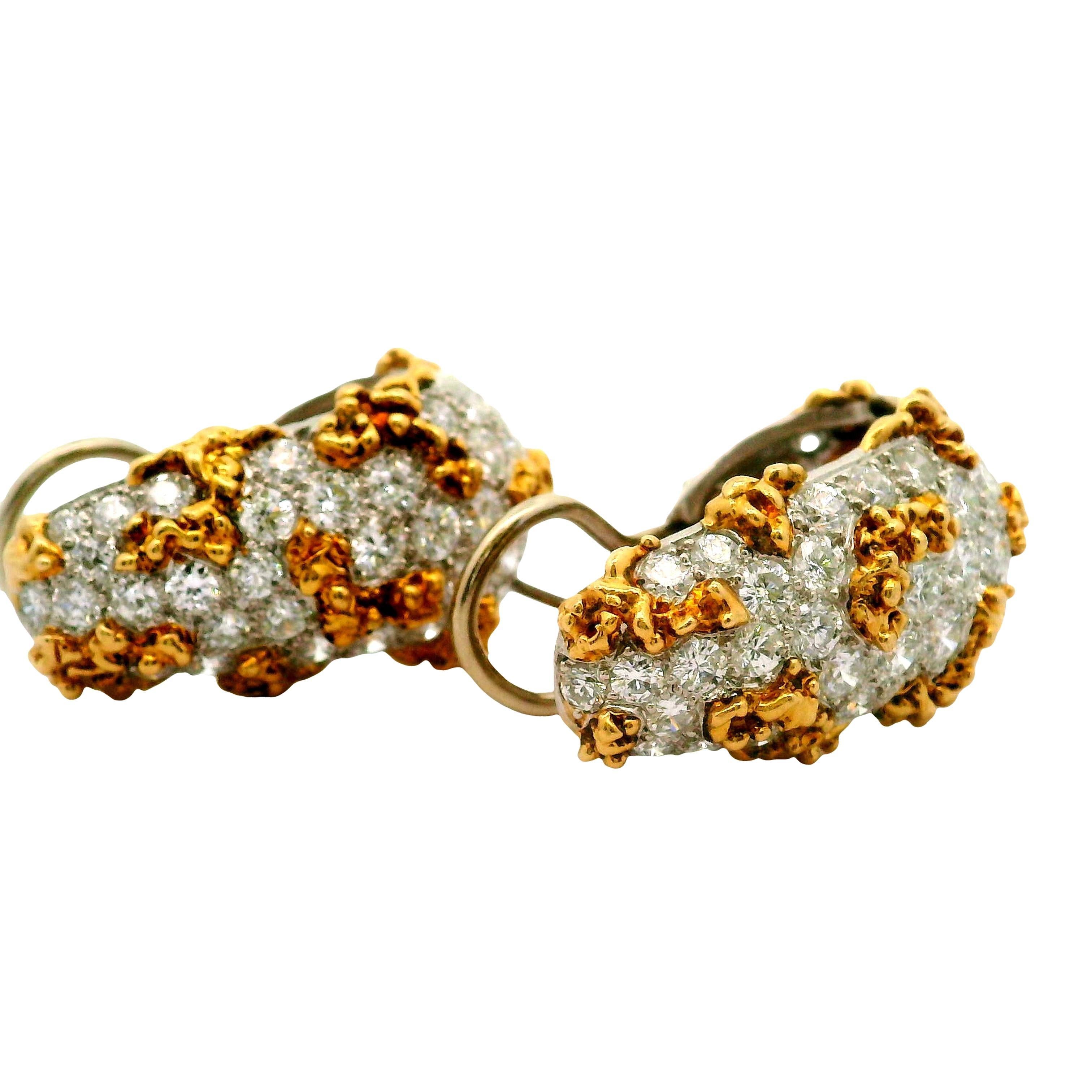 Ruser Diamond Boucles d'oreilles Huggie en or blanc et jaune 18k Excellent état - En vente à Beverly Hills, CA