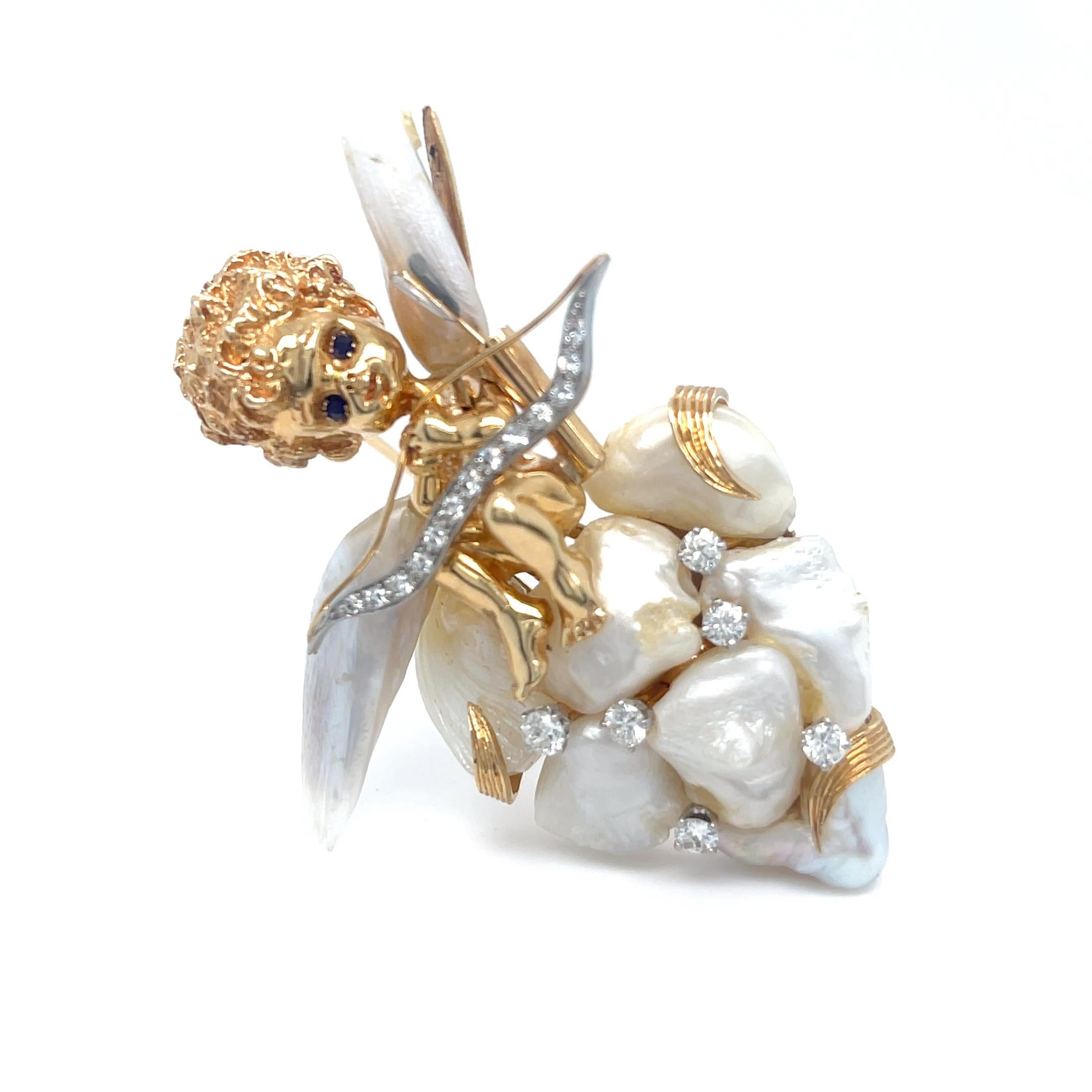 Ruser Mississippi River Pearl Diamond Sapphire and 14k Gold Cherub Angel Brooch (Rundschliff) im Angebot