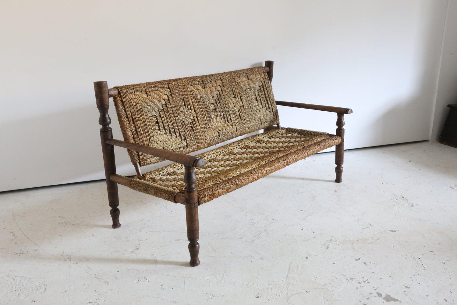 Beautiful provincial rush bench or ‘radassier’.

Very typical of Southern European furniture.

Intricately woven seat and back. Very comfortable and sound construction.

France 1960s.

