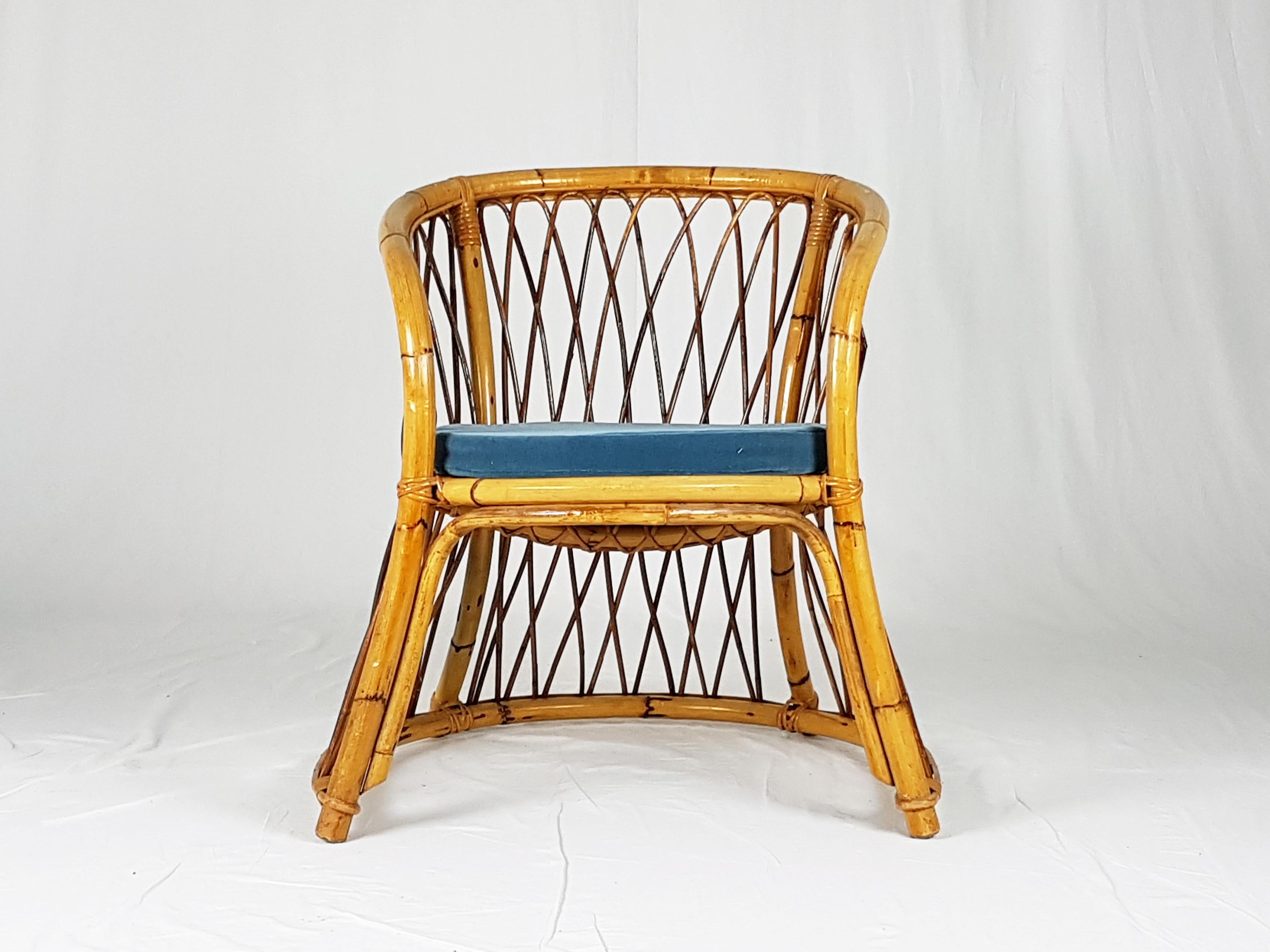 This beautiful armchair was produced in Italy between the 1960s and the 1970s. It is handmade from rush and rattan and remains in pretty good condition: slight leaks of protective varnish on the back; the pillow was covered with blue velvet.
   