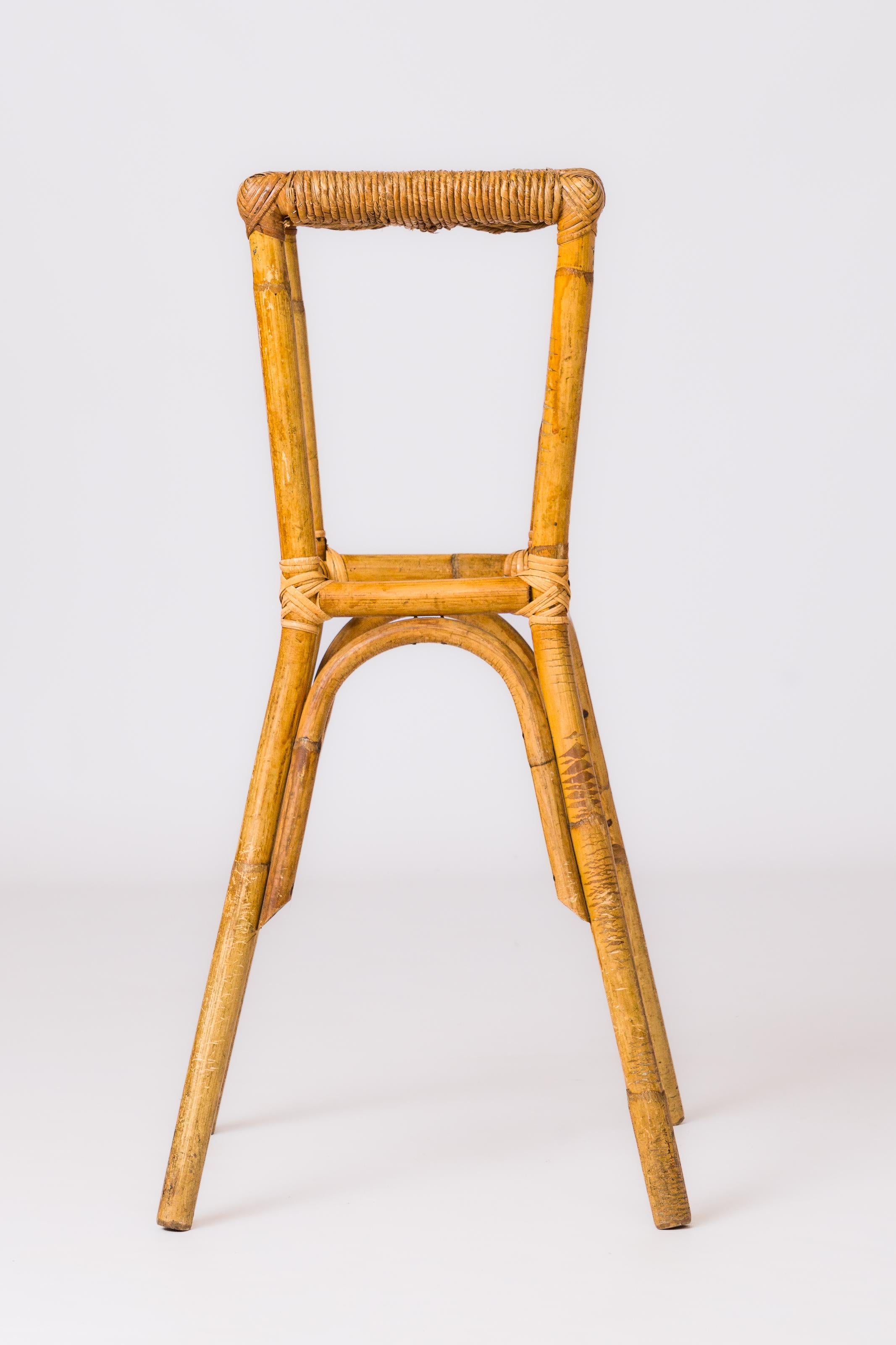 Elegant tabouret de bar en jonc et rotin dans le style de Colette Gueden. Typique du mobilier en rotin du milieu du siècle de la Côte d'Azur.  En bon état vintage. Certains maillons ont été restaurés par un professionnel du rotin.
Ce tabouret est