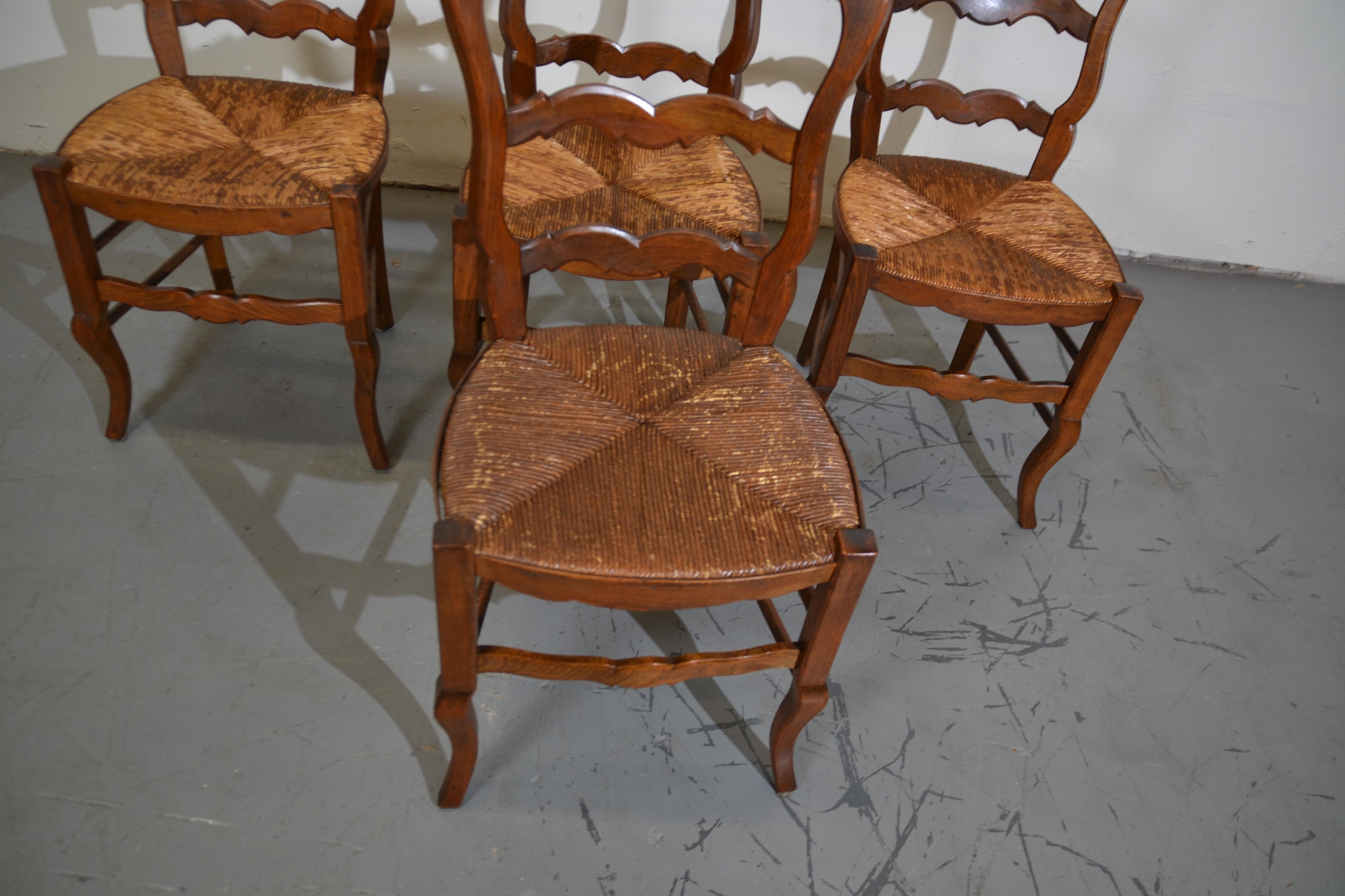 Rush Seat Dining Chairs Set of 4  In Good Condition In Pomona, CA