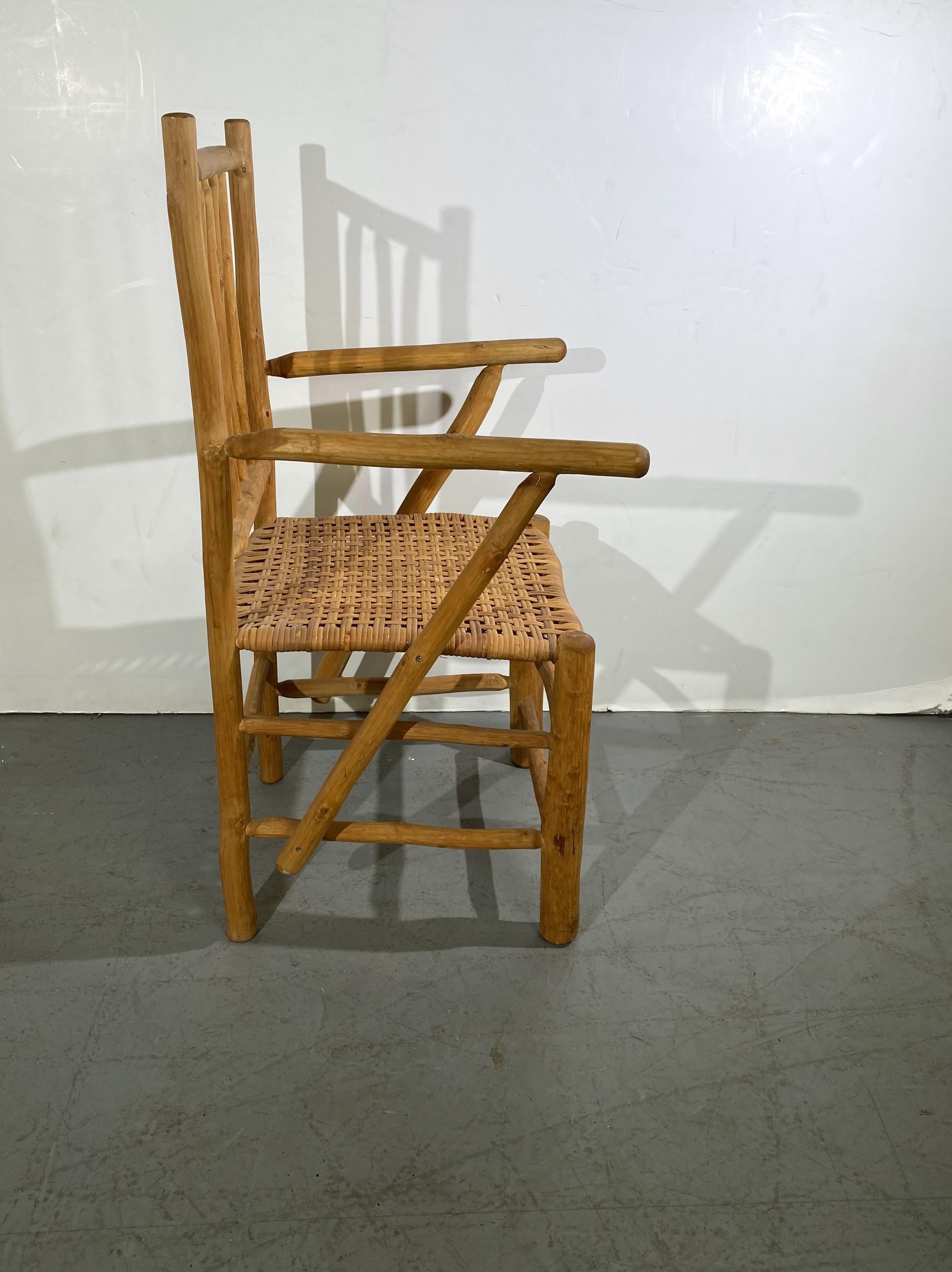 Un par de sillones de acento con asiento de junco tallado a mano.