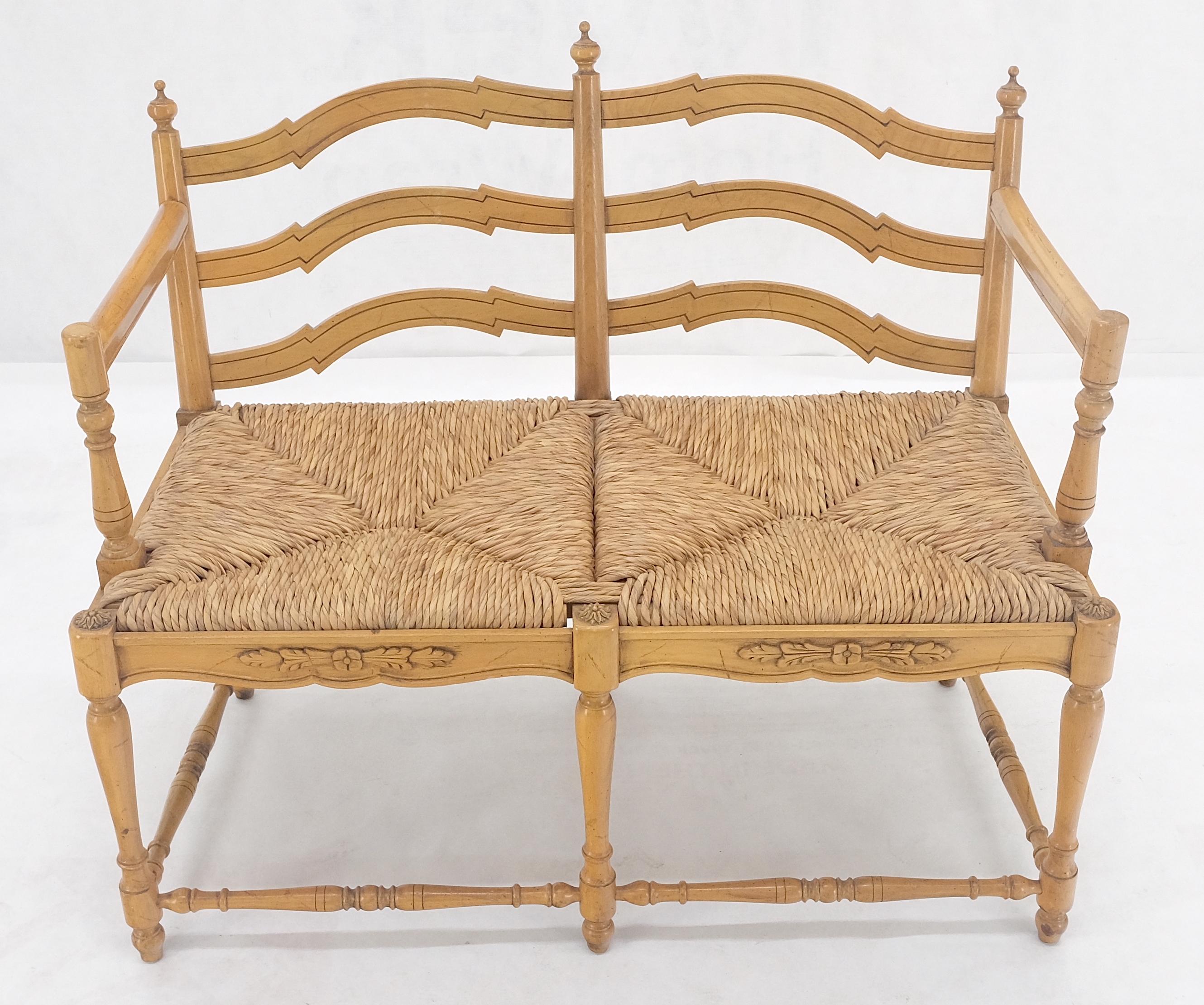 Country Sedile Rush con schienale a scaletta intagliato in acero stile country Divano panca MINT! in vendita