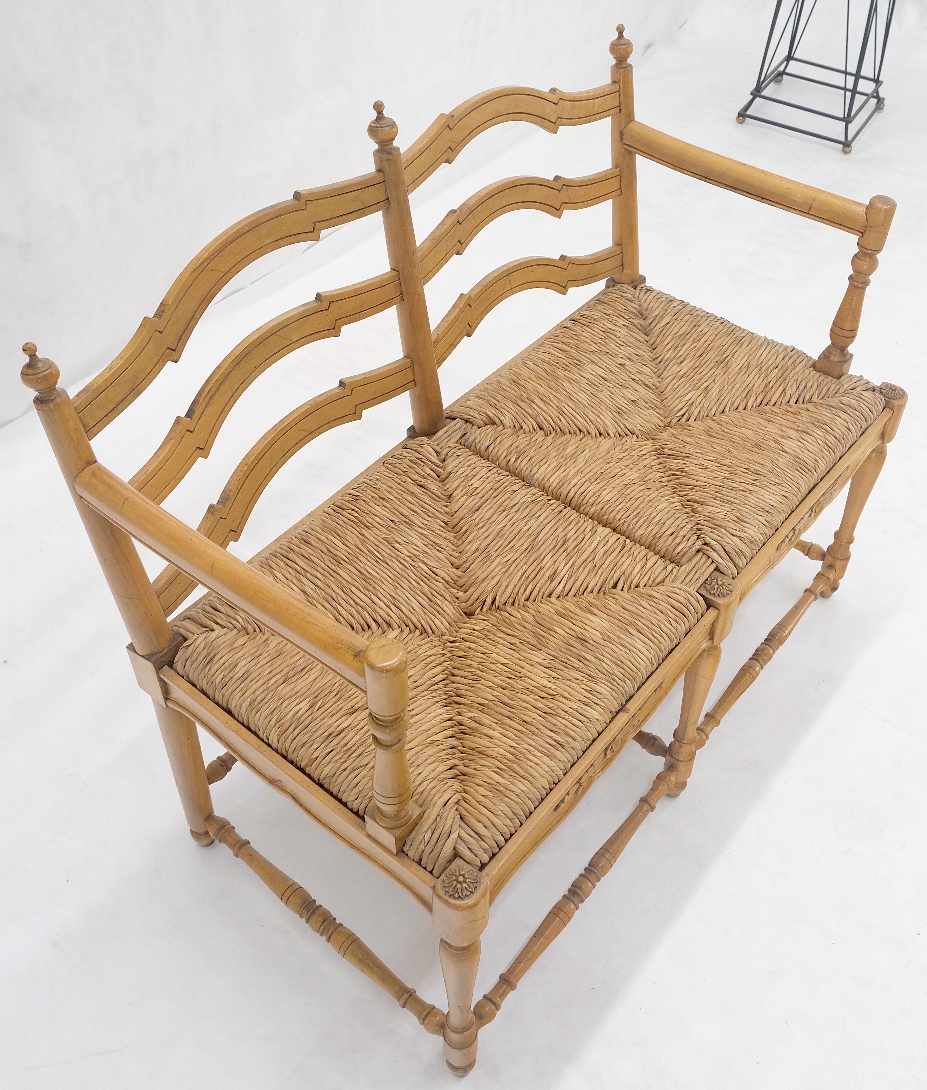 Sedile Rush con schienale a scaletta intagliato in acero stile country Divano panca MINT! in vendita 1