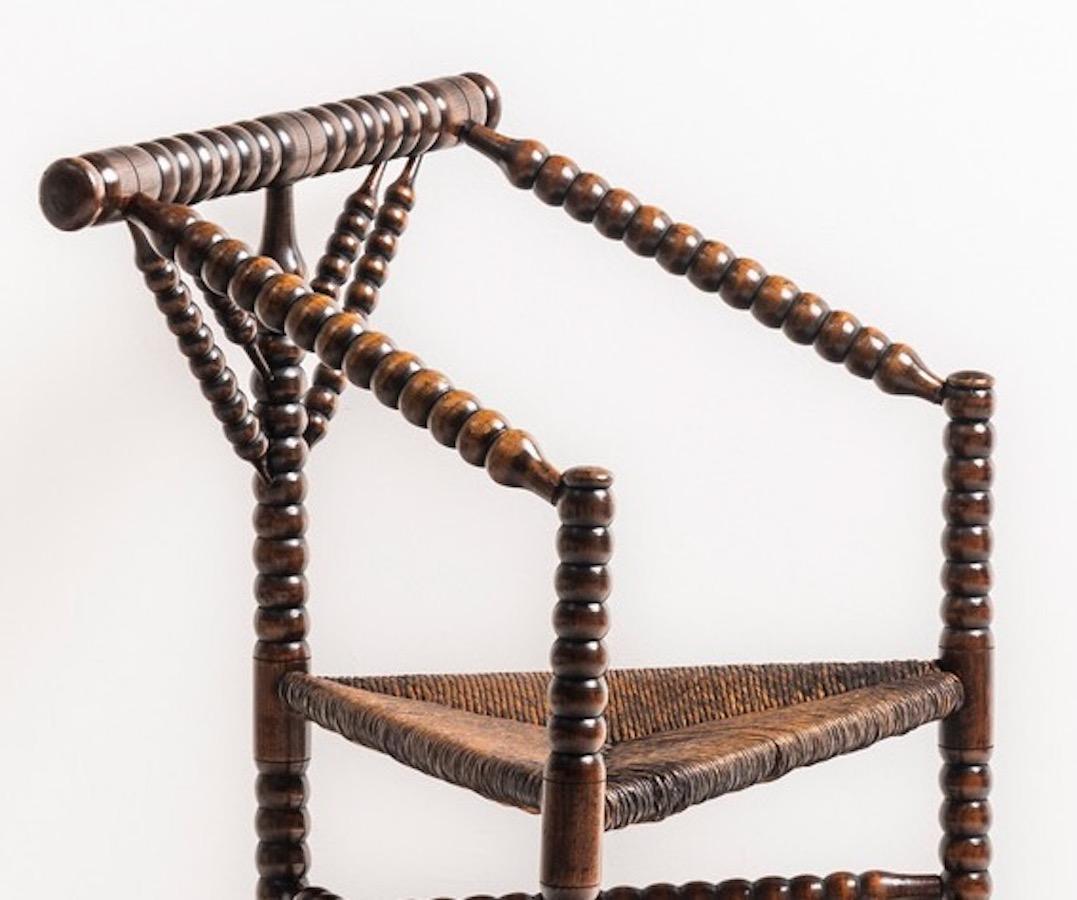 Chaise Turner en orme, assise en jonc, datant de 1870.
Pieds, dos et accoudoirs en fuseau.
Forme inhabituelle et très décorative.
