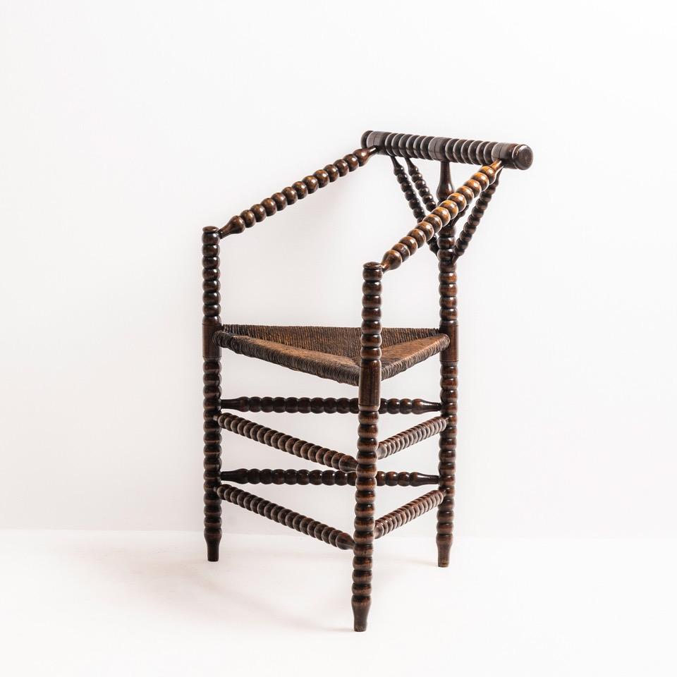 Anglais Chaise Turner en orme à assise en jonc de forme inhabituelle, Angleterre, 1870c en vente