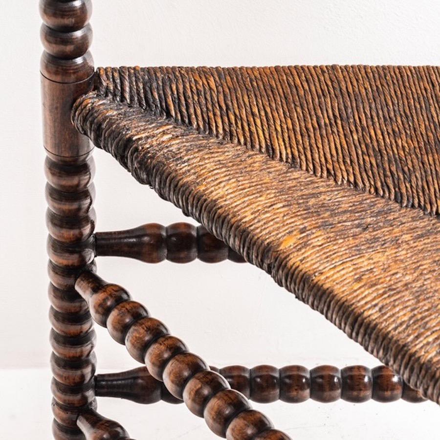 Chaise Turner en orme à assise en jonc de forme inhabituelle, Angleterre, 1870c Bon état - En vente à New York, NY