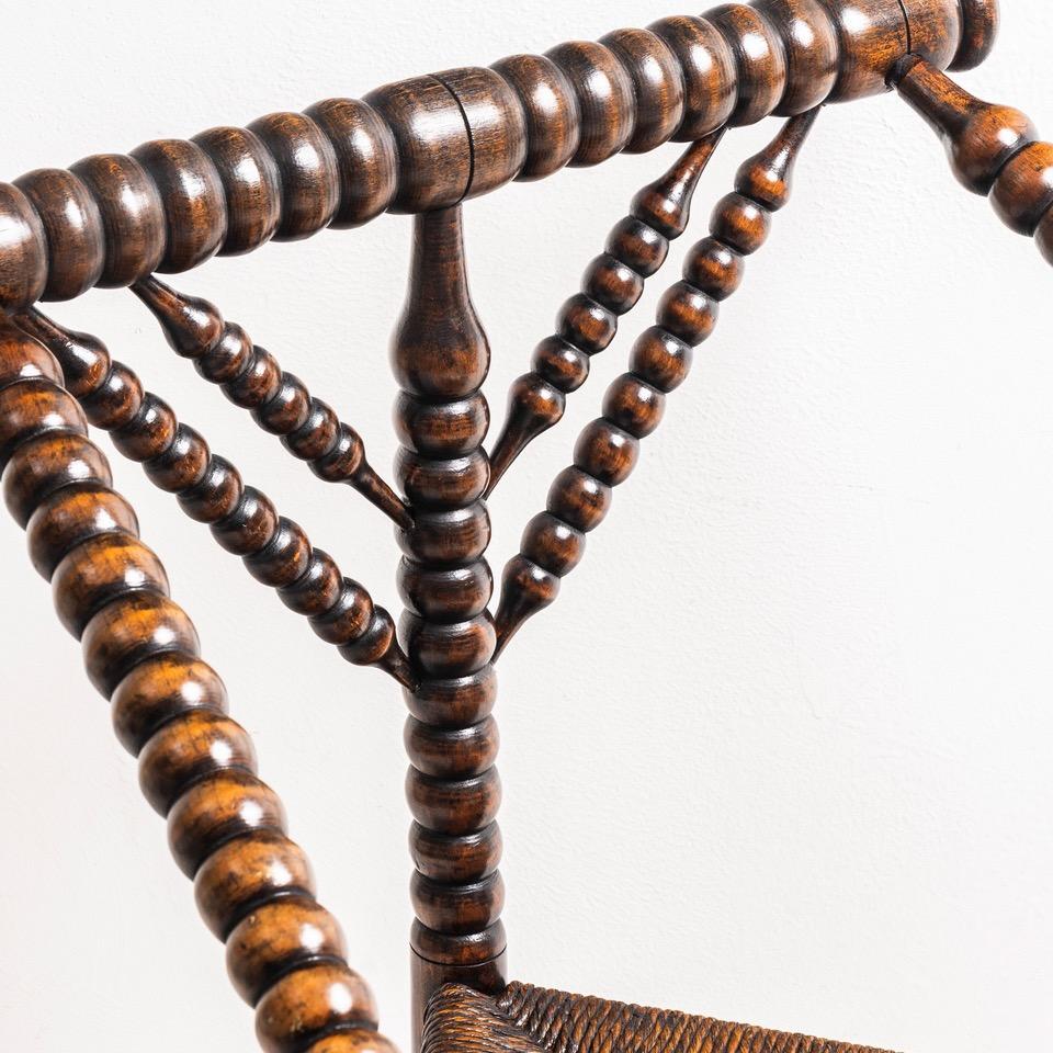 Fin du XIXe siècle Chaise Turner en orme à assise en jonc de forme inhabituelle, Angleterre, 1870c en vente