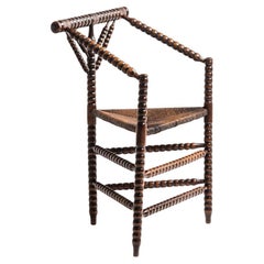 Silla Turner de olmo con asiento de junco y forma inusual, Inglaterra, 1870c