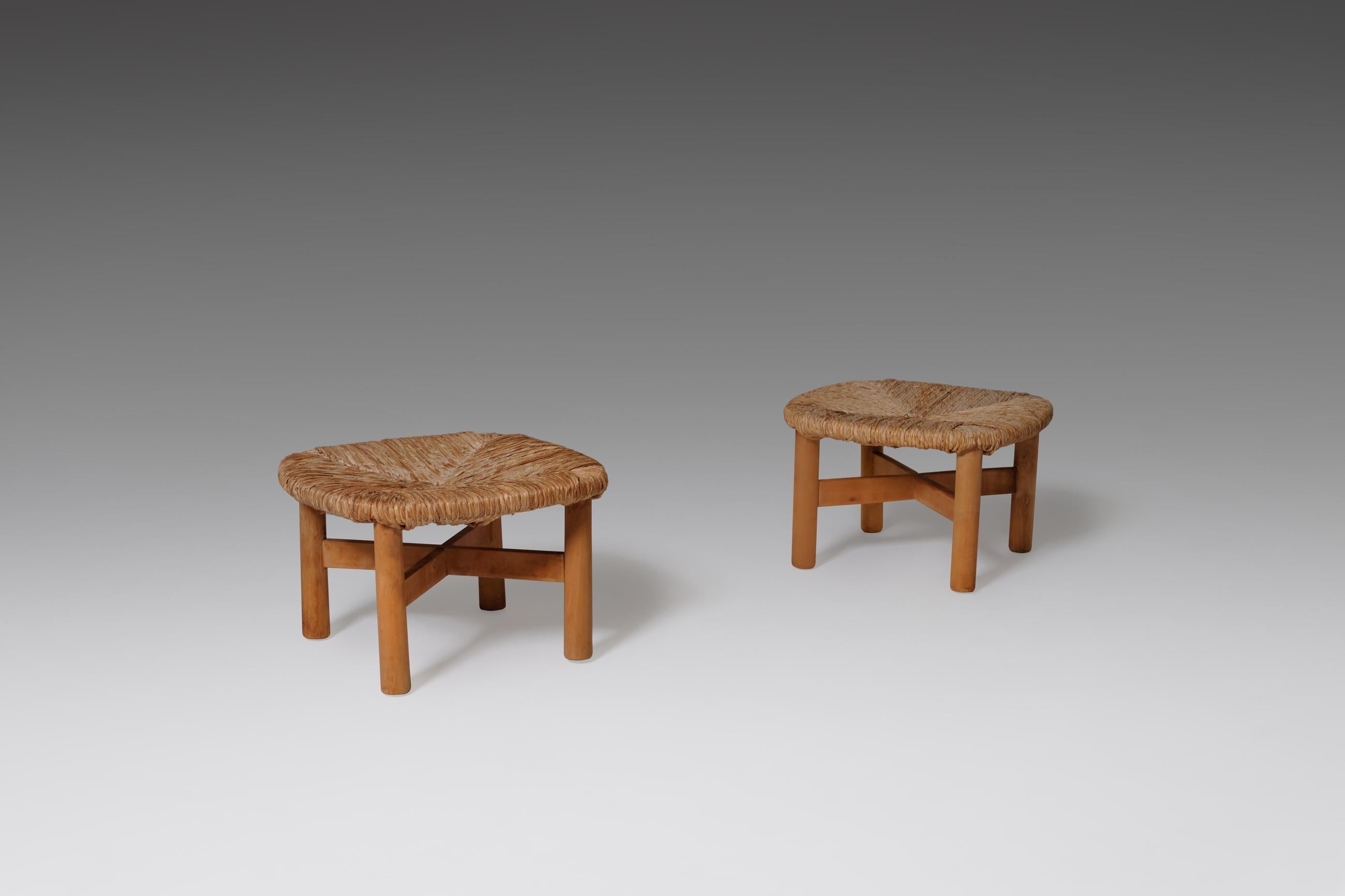 Set of two rustic stools designed by Lorenzo Forges Davanzati, Italy, 1950s. The stools have a nice unfinished modest cedar wooden frame with a beautiful refined woven rush seat.
The materials provides a cosy and rustic appearance, the refined