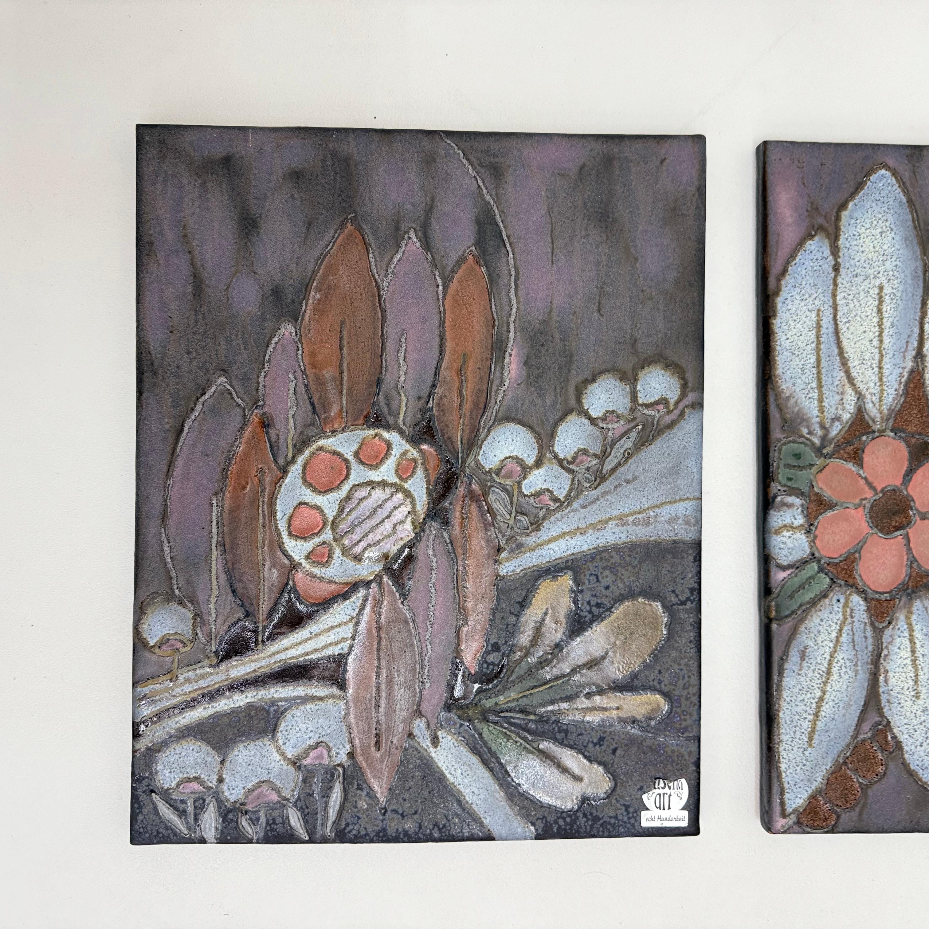 Rusha Handarbeit ceramic floral wall plaques , 1970s In Good Condition For Sale In Delft, NL