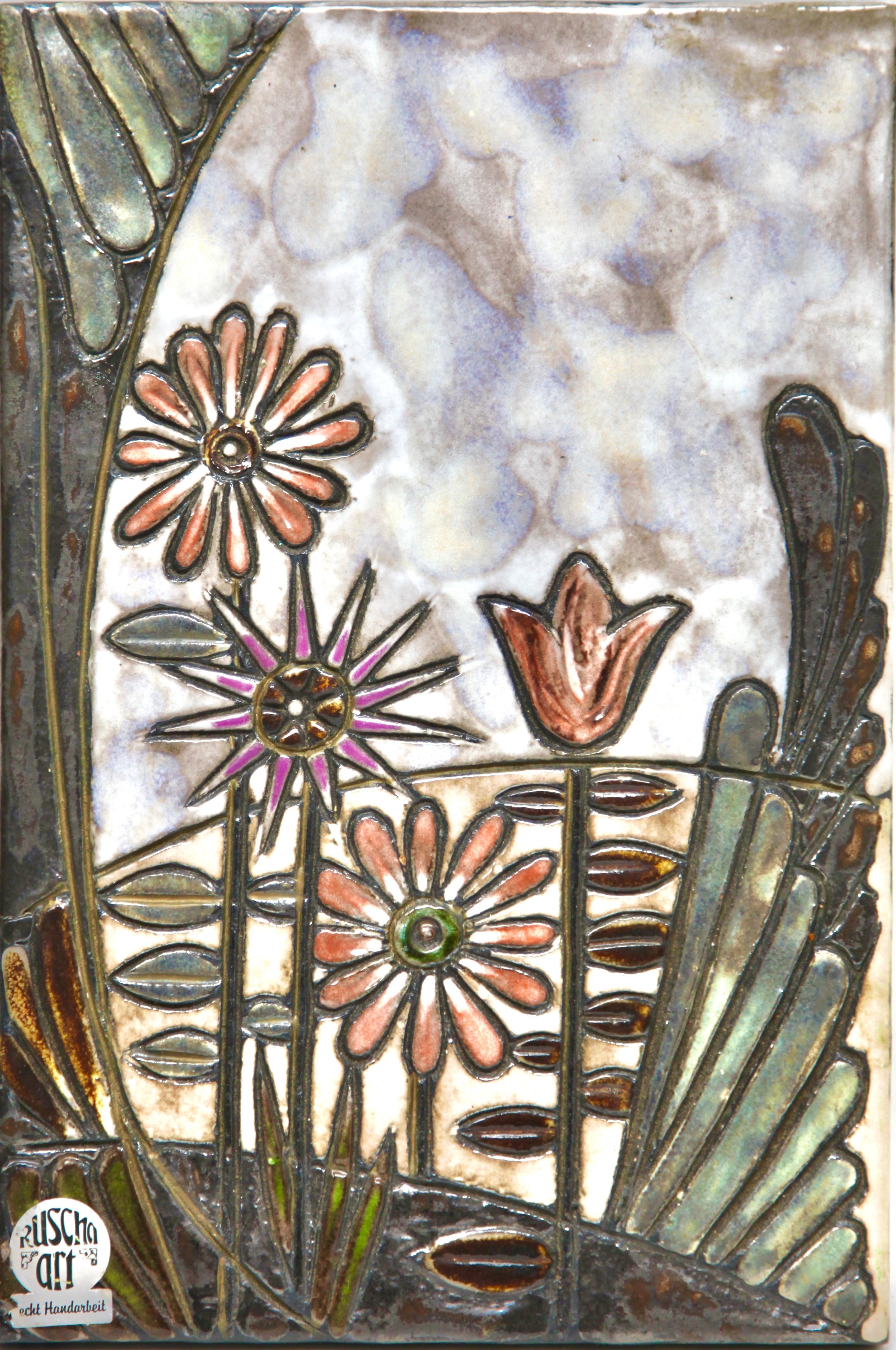 Plaque murale Rusha, céramique émaillée, (image arrangement floral) Allemagne de l'Ouest A été produite dans les années 1960 
fait à la main, et fabriqué en Allemagne. 
Très belle pièce de collection. 	

	