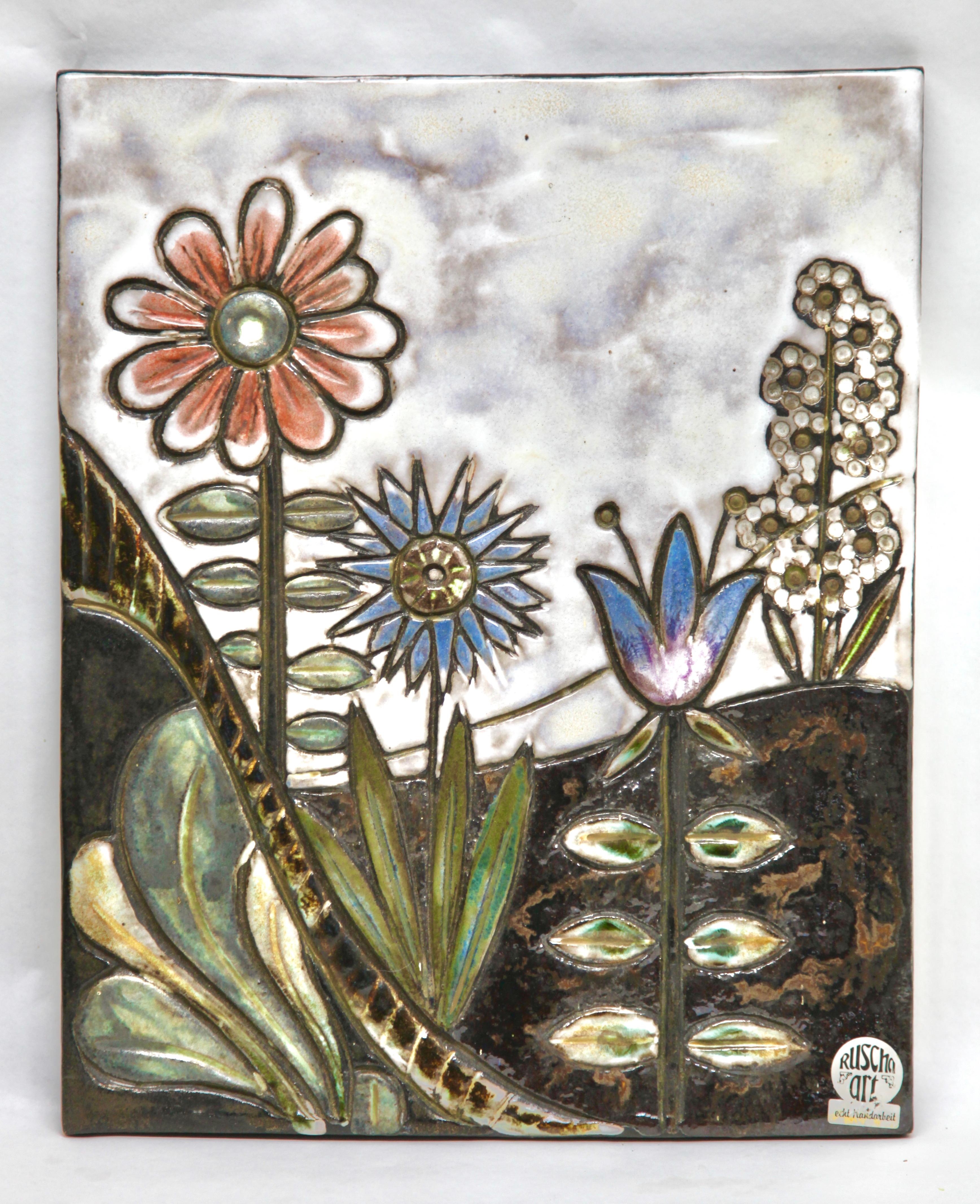 Allemand Plaque murale Rusha, céramique émaillée, (arrangement de fleurs en image) Allemagne de l'Ouest  en vente