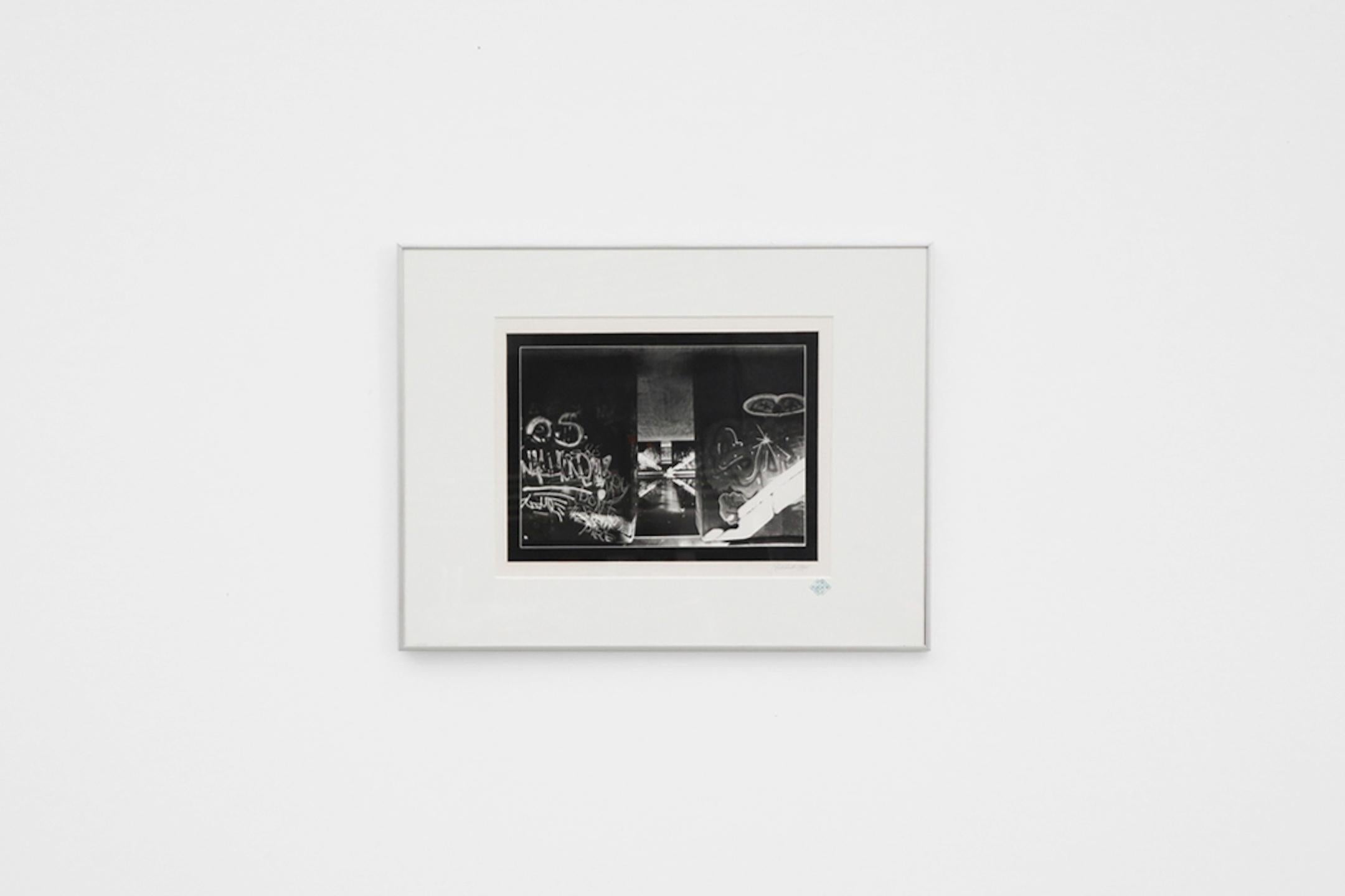Superbes tirages encadrés de photographies de graffitis en noir et blanc de la célèbre photographe néerlandaise Rushka Teekema. Fait partie d'une série de 5 photographies, les autres tirages étant répertoriés séparément. Les Artistics sont signés