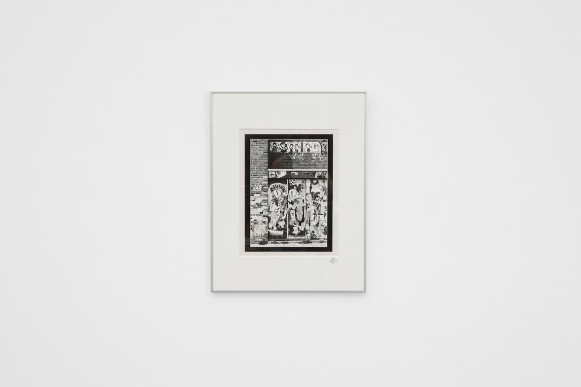 Superbes tirages encadrés de photographies de graffitis en noir et blanc de la célèbre photographe néerlandaise Rushka Teekema. Fait partie d'une série de 5 photographies, les autres tirages étant répertoriés séparément. Les Artistics sont signés