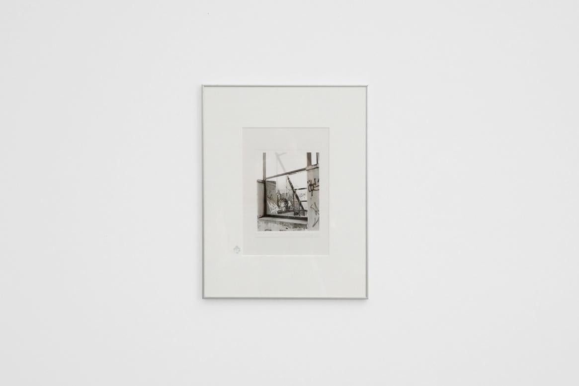 Superbes tirages encadrés de photographies de graffitis en noir et blanc de la célèbre photographe néerlandaise Rushka Teekema. Fait partie d'une série de 5 photographies, les autres tirages étant répertoriés séparément. Les Artistics sont signés