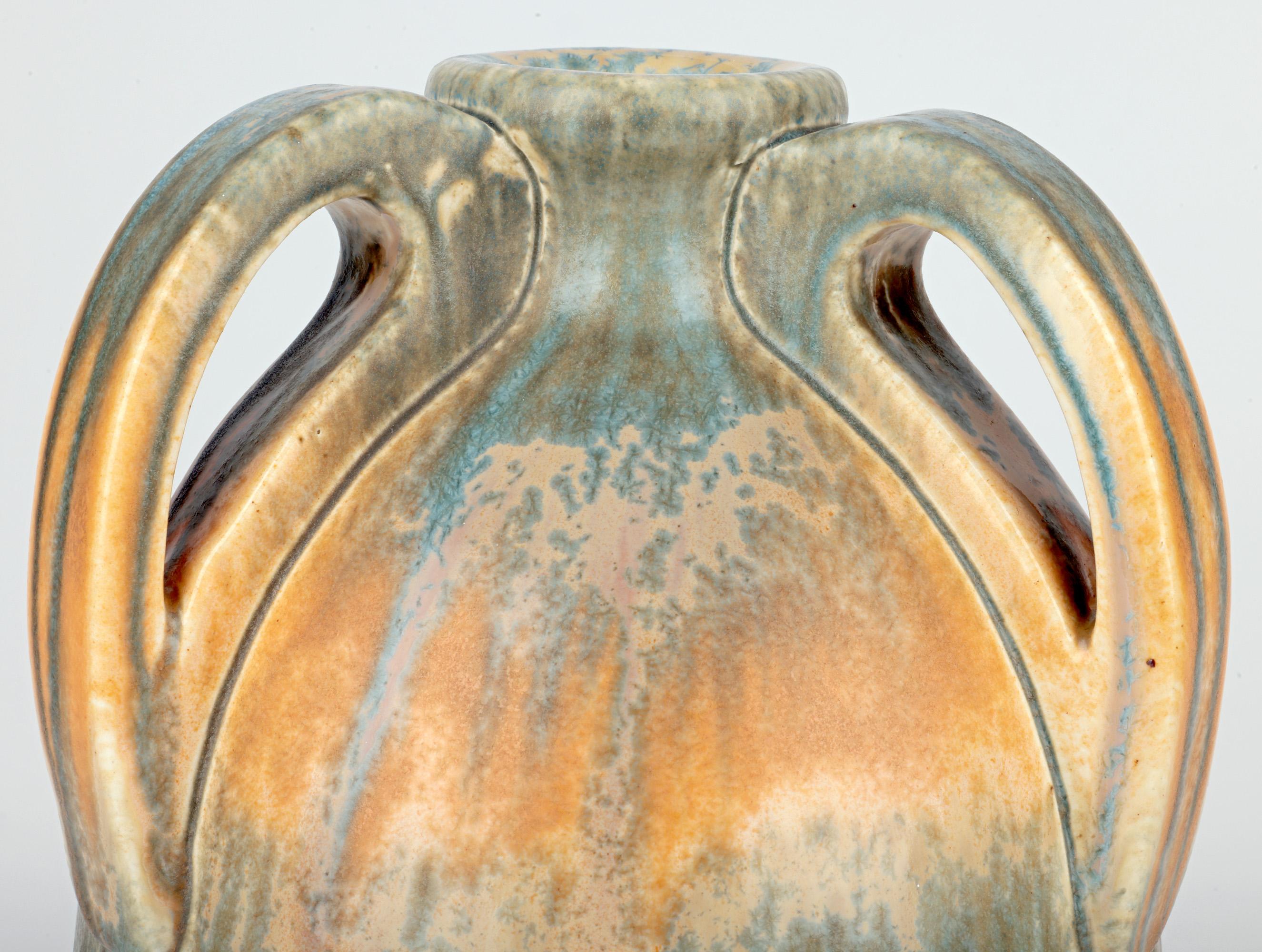 Gran e impresionante jarrón de tres asas de cerámica artística Ruskin de estilo Art Déco, esmaltado cristalino, de William Howson Taylor, fechado en 1932. El jarrón de barro es de grueso calibre y tiene forma redondeada y bulbosa de banderín sobre