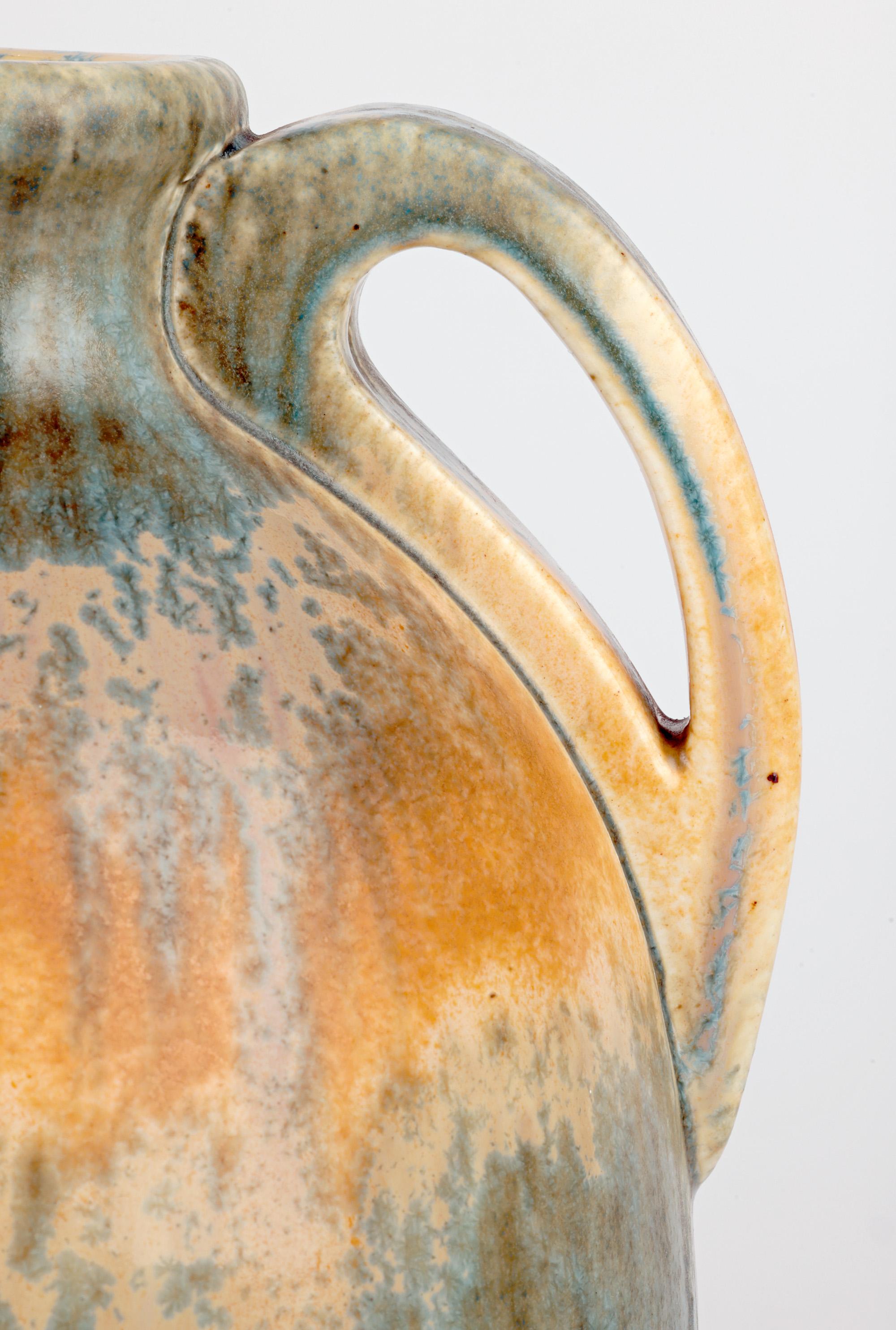 Jarrón de cerámica Ruskin Art Decó esmaltado cristalino de tres asas Británico en venta