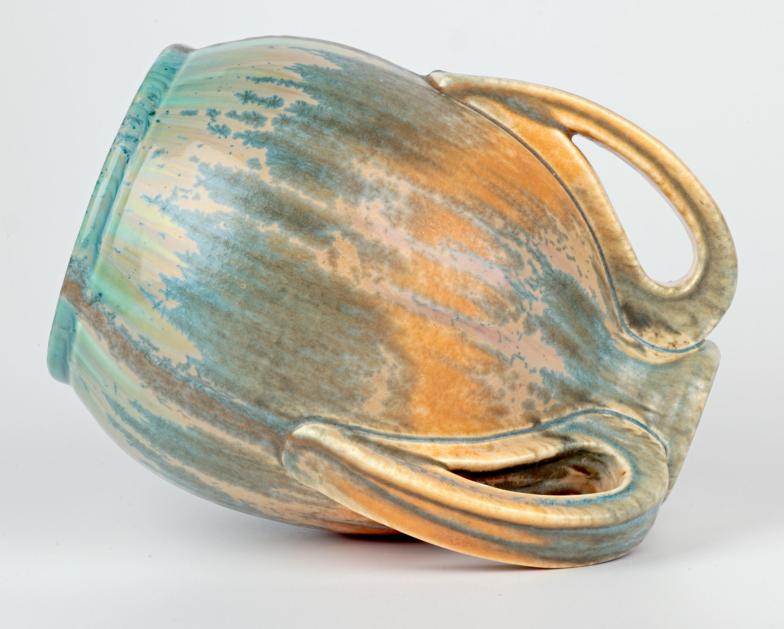 Jarrón de cerámica Ruskin Art Decó esmaltado cristalino de tres asas en venta 1