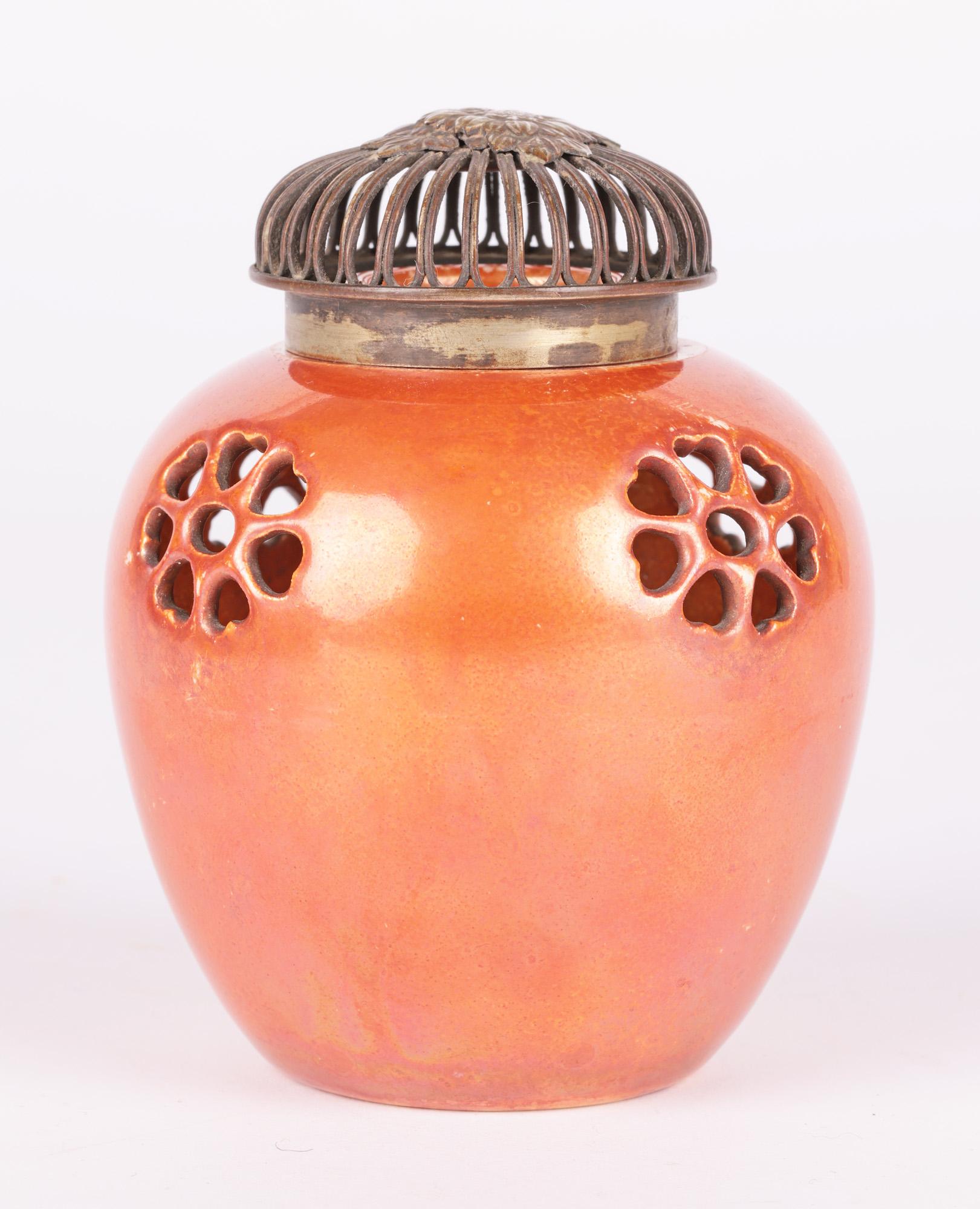 Ruskin Art Deco Orange glasierte Vase mit durchbrochenem Topf-Pourri-Deckel im Angebot 2