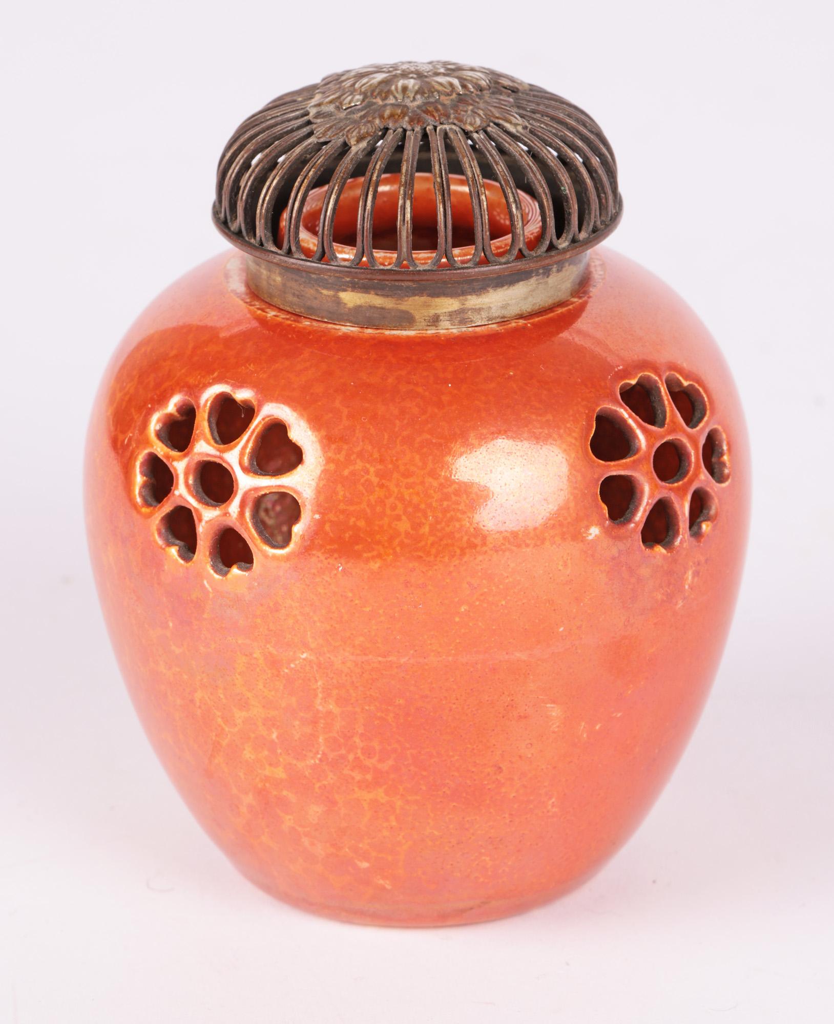Ruskin Art Deco Orange glasierte Vase mit durchbrochenem Topf-Pourri-Deckel (Frühes 20. Jahrhundert) im Angebot