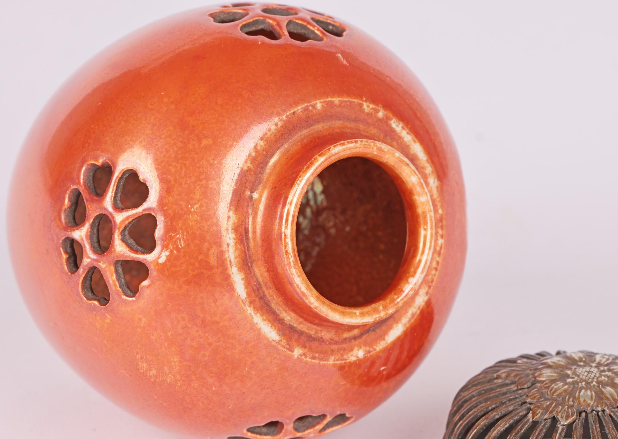Ruskin Art Deco Orange glasierte Vase mit durchbrochenem Topf-Pourri-Deckel (Metall) im Angebot