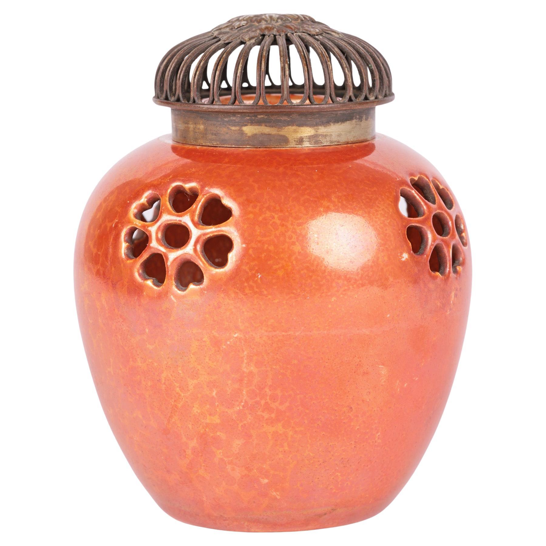 Vase à couvercle Pot-Pourri percé émaillé orange lustré Art Déco de Ruskin