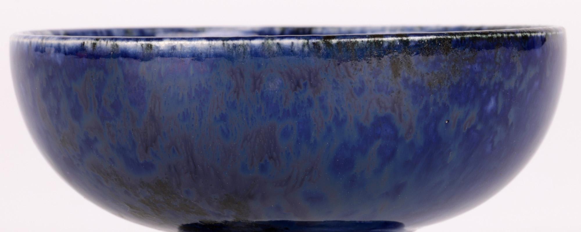 Una raffinata ciotola in miniatura in ceramica artistica di Ruskin Arts & Crafts, decorata con smalti blu a lustro dal famoso ceramista William Howson Taylor (inglese, 1876 - 1935), datata 1913. 

I Ruskin Pottery erano famosi per le loro ceramiche