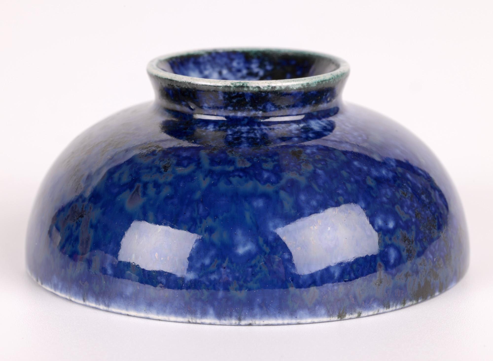 Ciotola smaltata Ruskin Arts & Crafts in stile fine lustro blu In condizioni buone in vendita a Bishop's Stortford, Hertfordshire