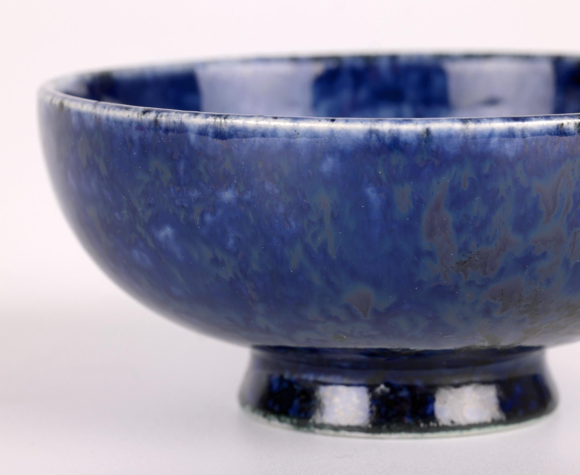 Inizio XX secolo Ciotola smaltata Ruskin Arts & Crafts in stile fine lustro blu in vendita