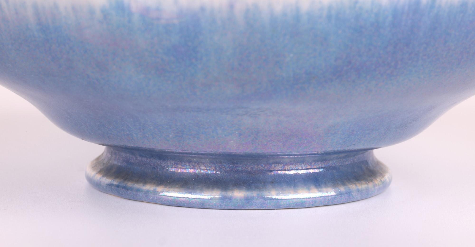Un très beau bol en coquille d'œuf en poterie Ruskin Arts & Crafts, décoré de glaçures lilas lustrées par le célèbre potier William Howson Taylor (britannique, 1876 - 1935), datant de la première moitié du XXe siècle et indistinctement daté. 
Ruskin