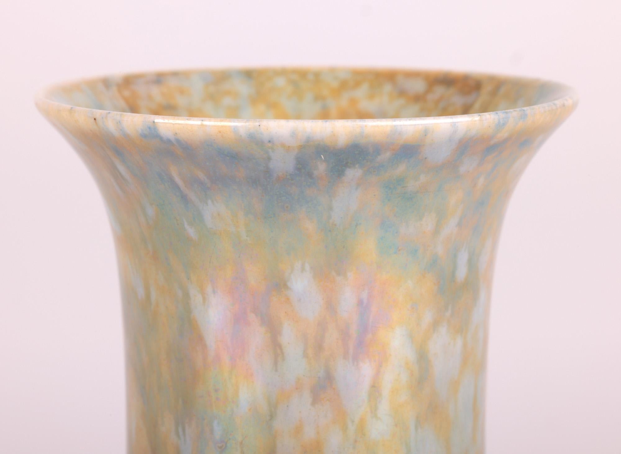 Un vase miniature en poterie Ruskin Arts & Crafts très finement décoré de glaçures ocres et bleues lustrées par le célèbre potier William Howson Taylor (britannique, 1876 - 1935), daté de 1924. 

Ruskin était réputé pour ses poteries à glaçure