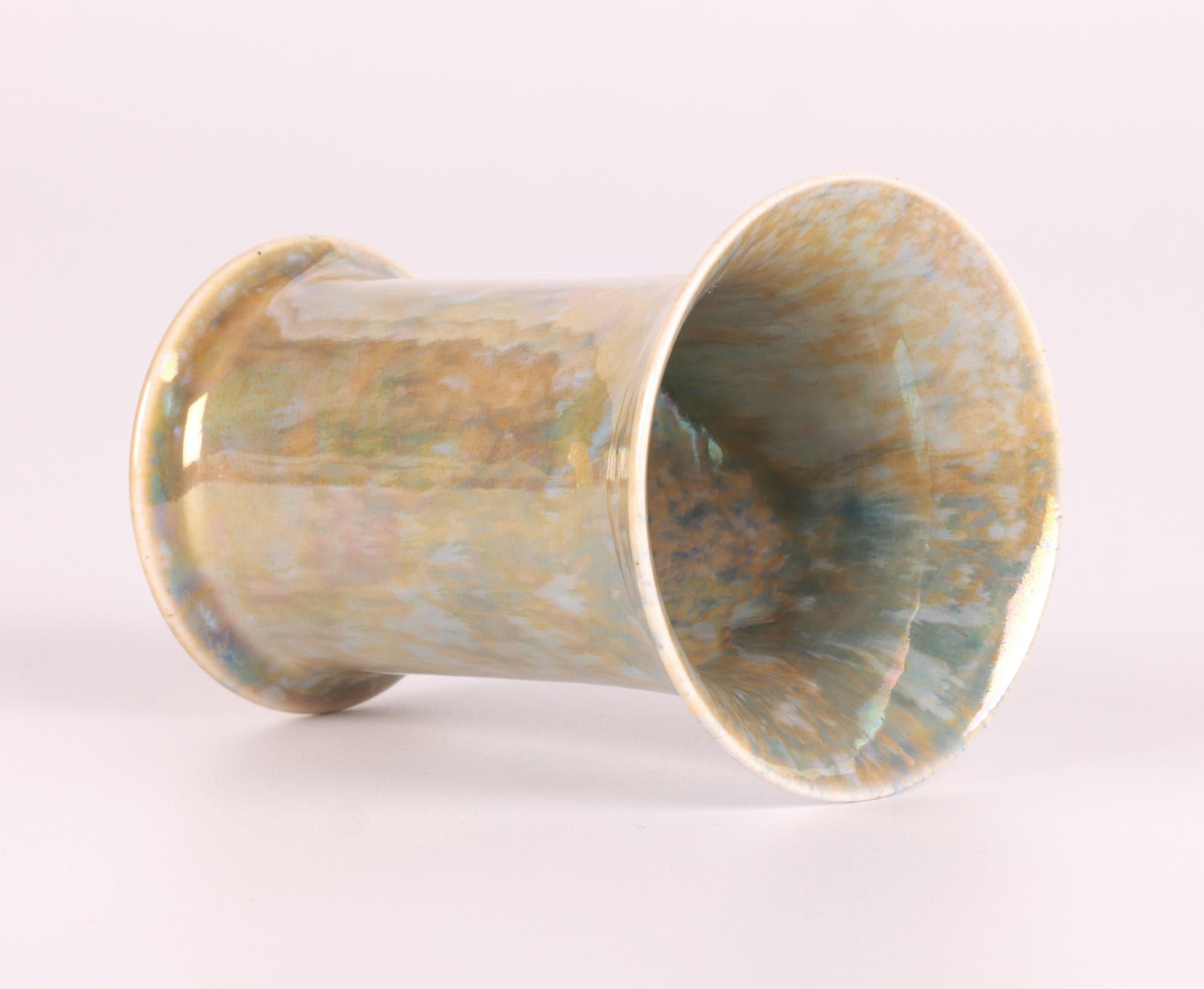 Vase Ruskin Arts & Crafts émaillé ocre et bleu lustré Bon état - En vente à Bishop's Stortford, Hertfordshire