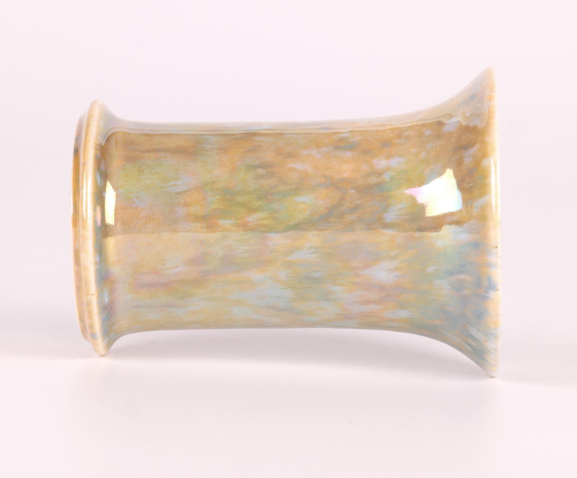 Vase Ruskin Arts & Crafts émaillé ocre et bleu lustré en vente 1