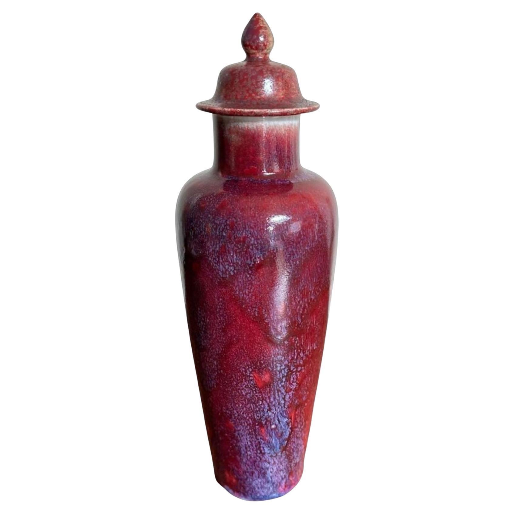 Ruskin Hochgebrannte Vase mit Deckel