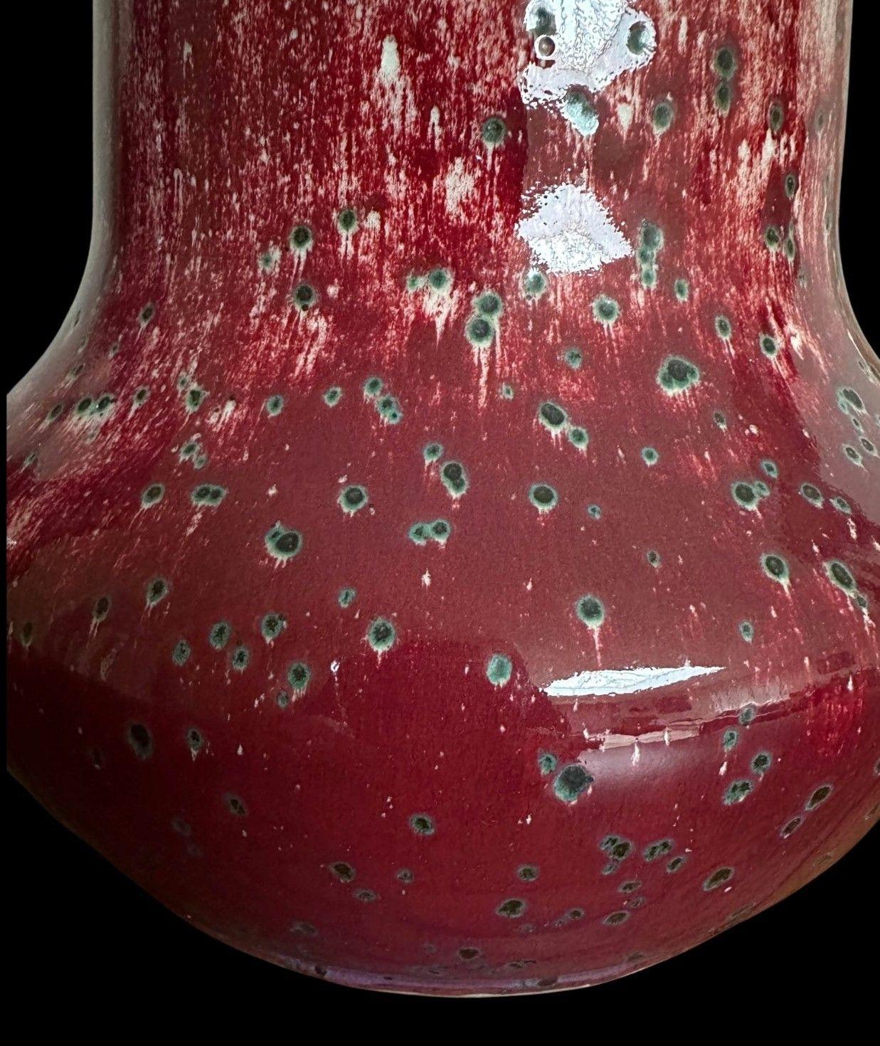 Ruskin-Vase, hochgebrannt (Tonware) im Angebot