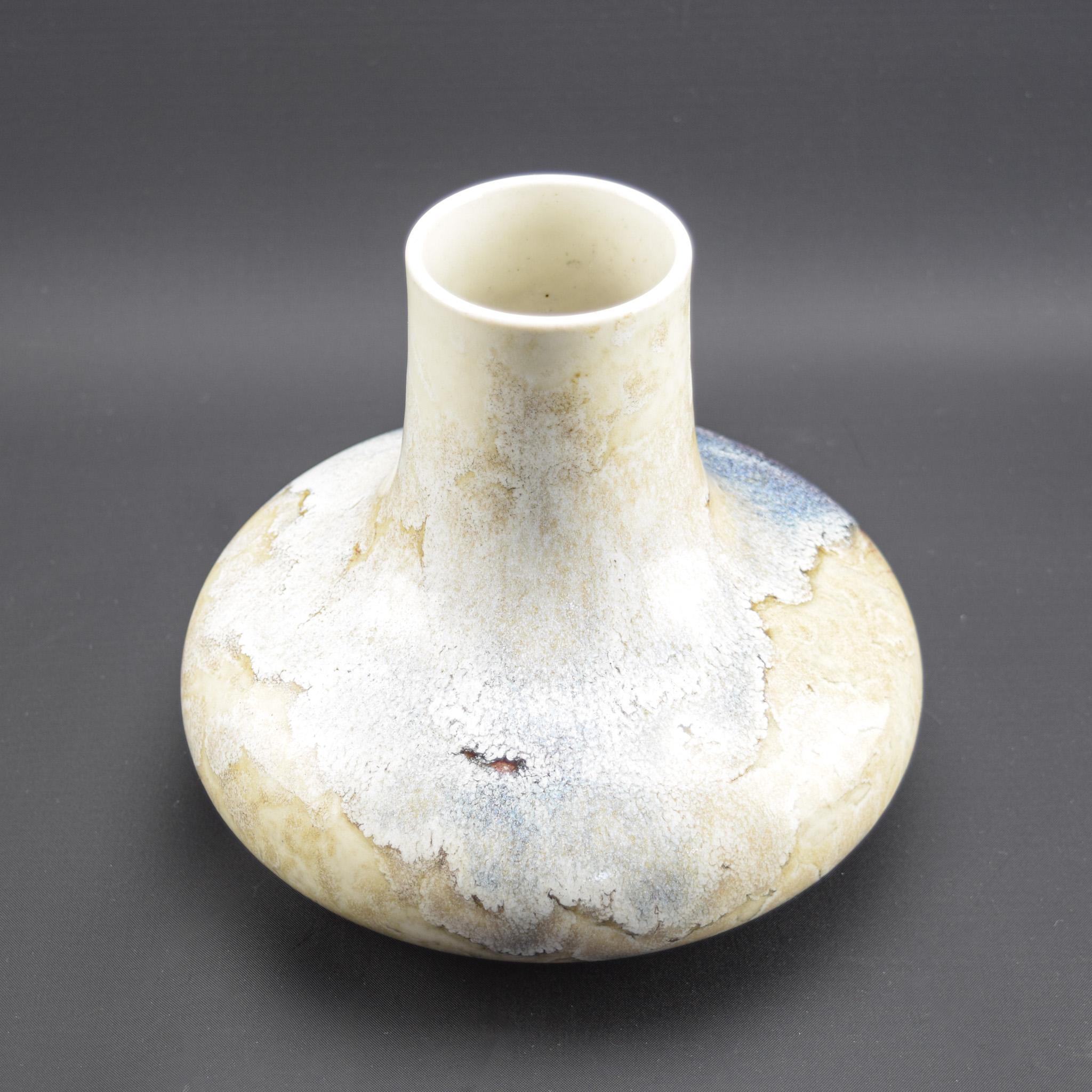 Vaso a forma di cipolla in ceramica Ruskin Pottery a cottura alta datato 1922
Un vaso dalla forma deliziosa con un'interessante smaltatura a fuoco vivo unica nel suo genere
Segni impressi Ruskin Inghilterra 1922
Sono presenti anche adesivi d'asta