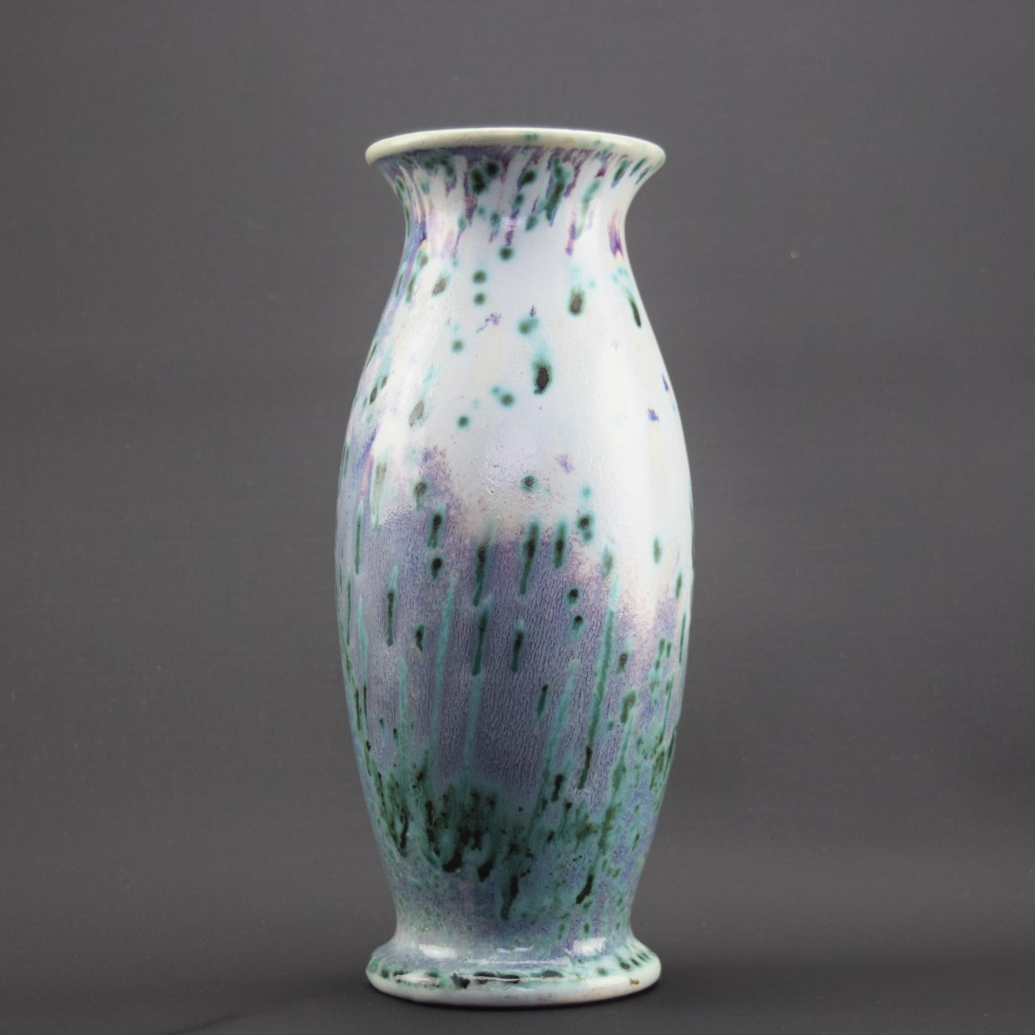 Jarrón de alta cocción Ruskin Pottery C1904-09
Un vidriado muy espectacular con muchas manchas y vetas verdes y moradas.
20,5 cm de altura
Marca oval West Smethwick - la marca está parcialmente sobrevidriada, por lo que la fecha queda oculta.
El