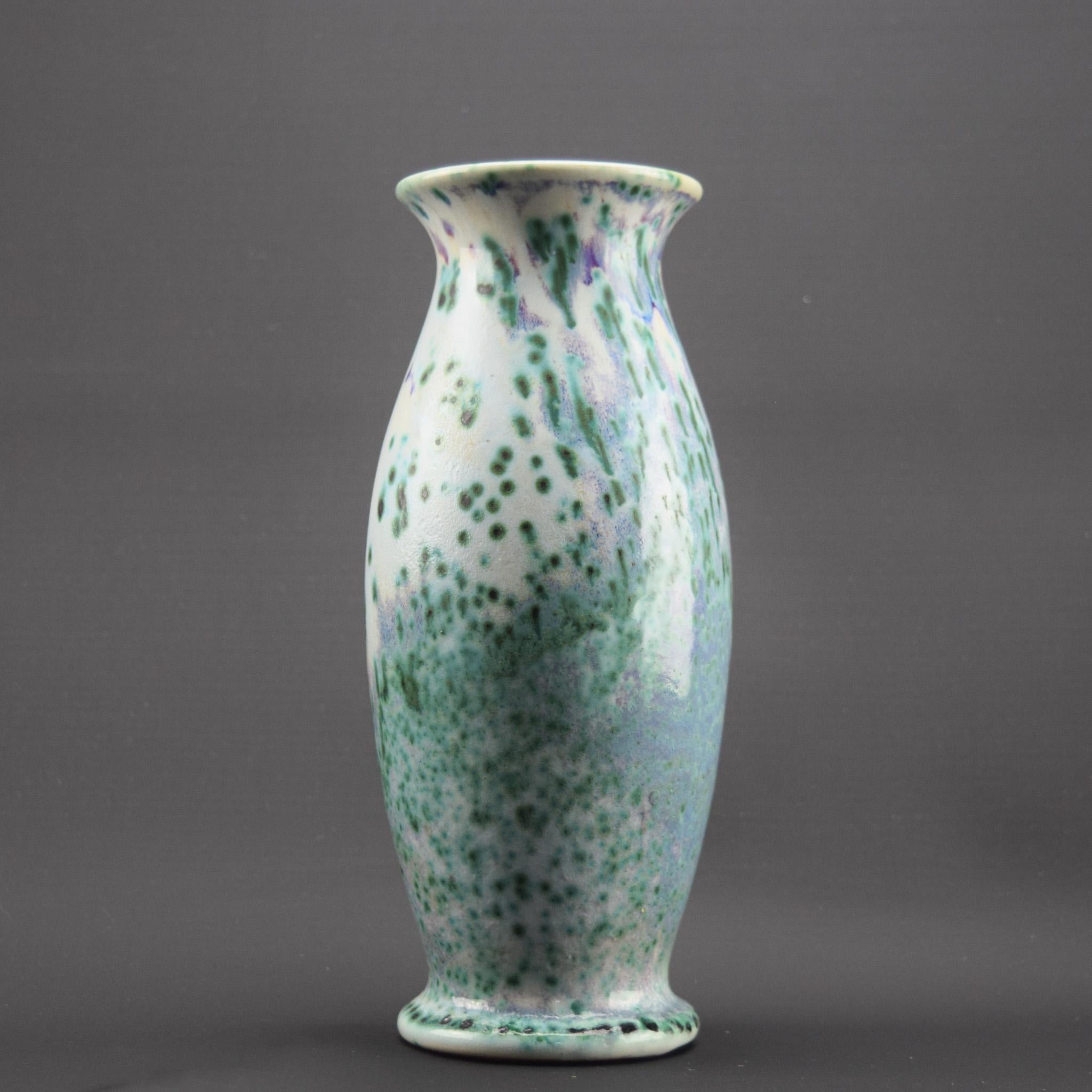 Jarrón de alta cocción Ruskin Pottery 1910 Al fuego en venta
