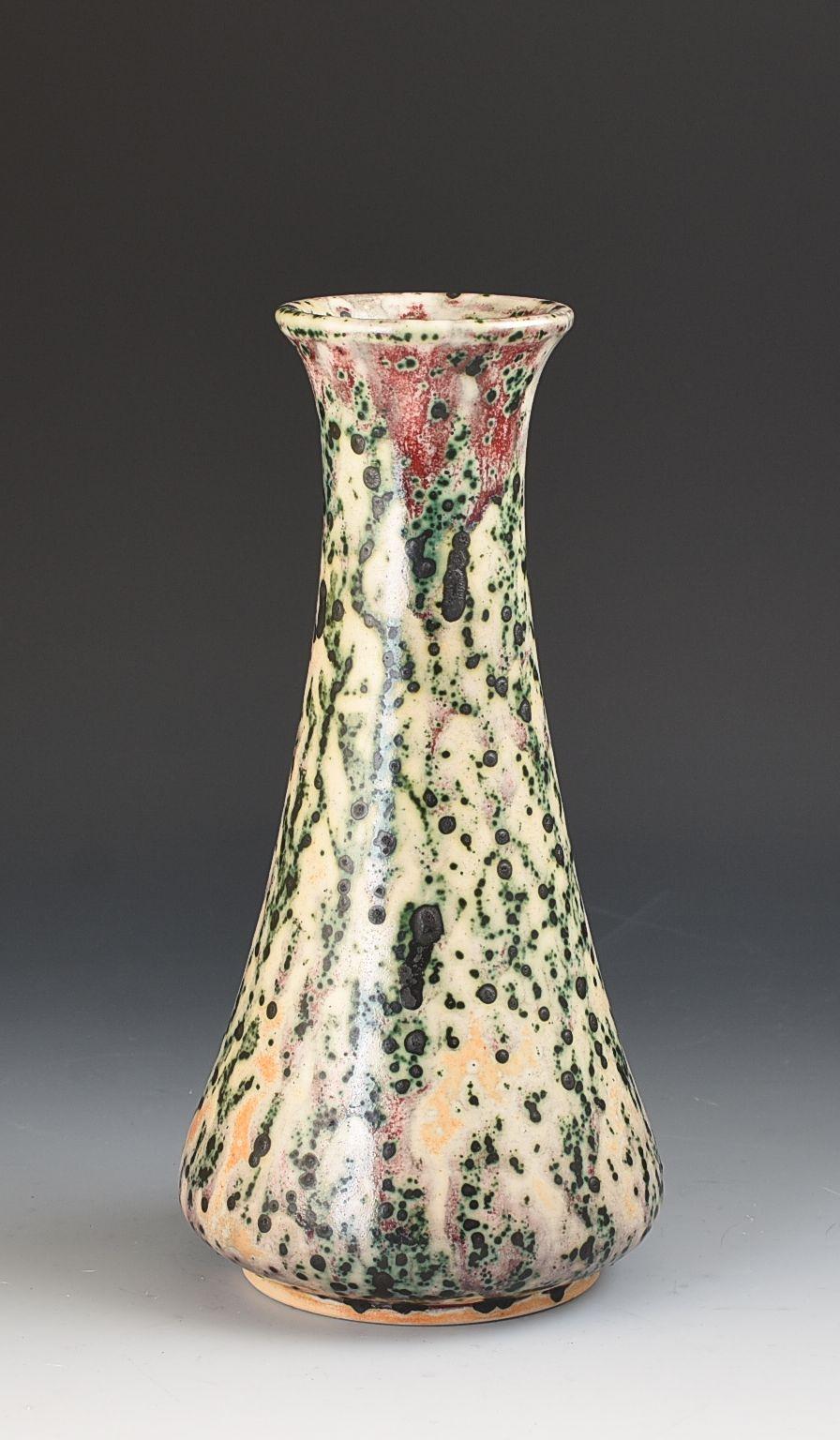 Eine prächtige gefleckte hochgebrannte Vase mit cremefarbenem Grund und violetten, grünen und ockerfarbenen Flecken. Gleichmäßig abgefeuert und rundherum hervorragend dargestellt. Die Vase misst 23,5 cm in der Gesamthöhe, ist GARANTIERT frei von