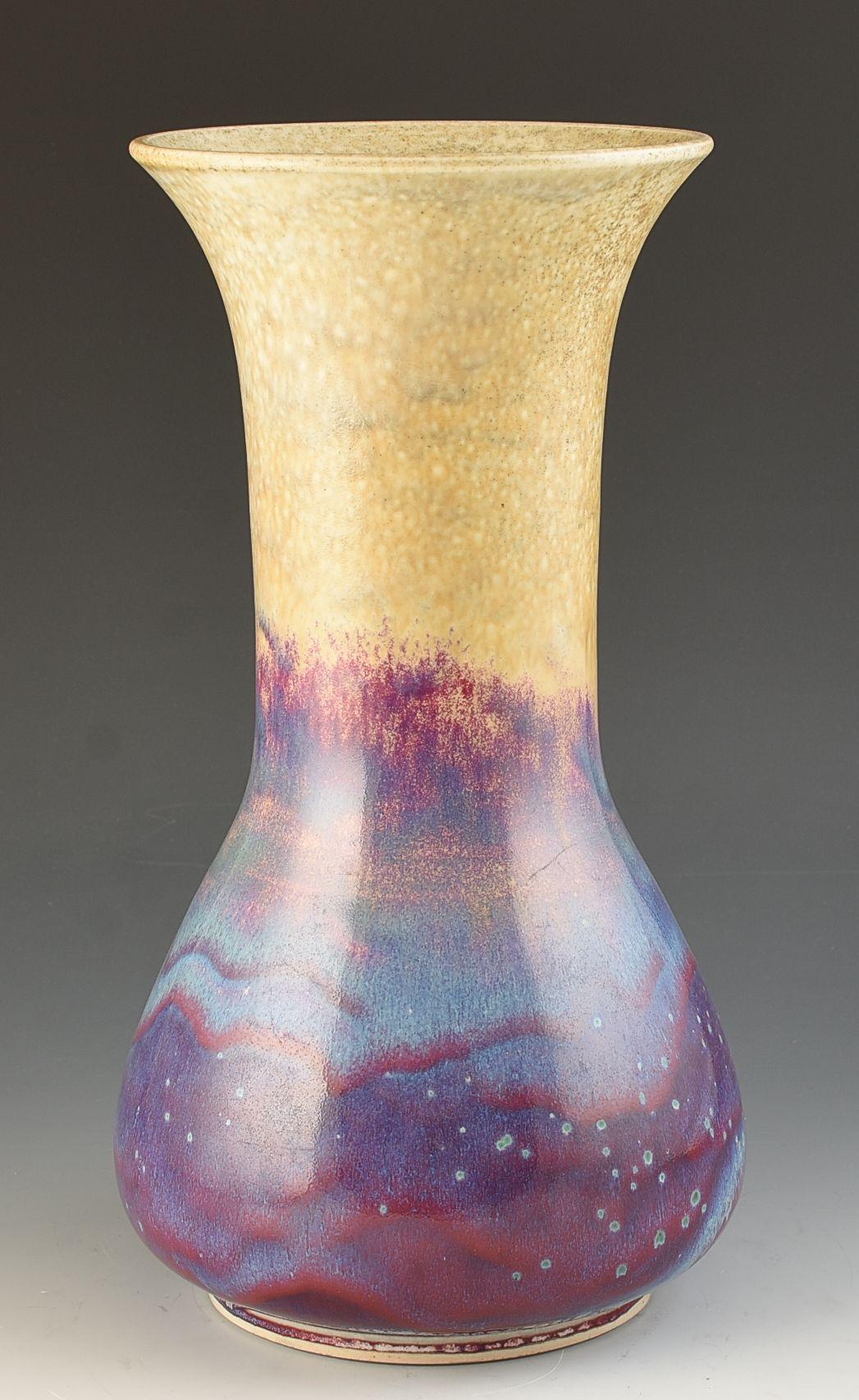 Un vaso molto insolito in alta cottura che risale al 1930 circa. Una variante che non ho mai avuto prima, in cui la parte inferiore è la classica colorazione ad alta cottura e la metà superiore è completamente diversa. Un esempio davvero raro. Il