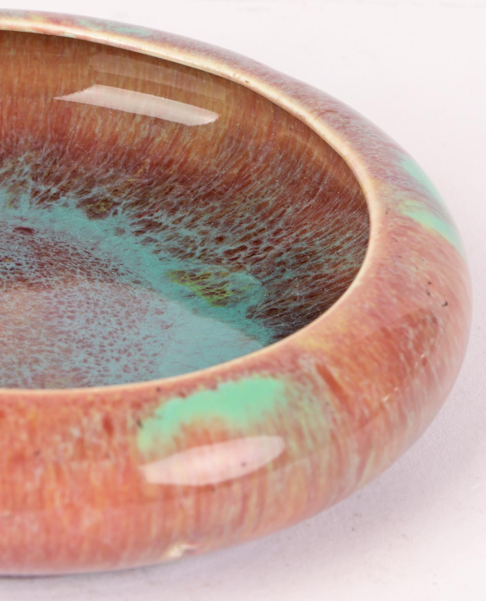 Plat en poterie d'art émaillée à gouttes de couleur flambée de style Ruskin en vente 2