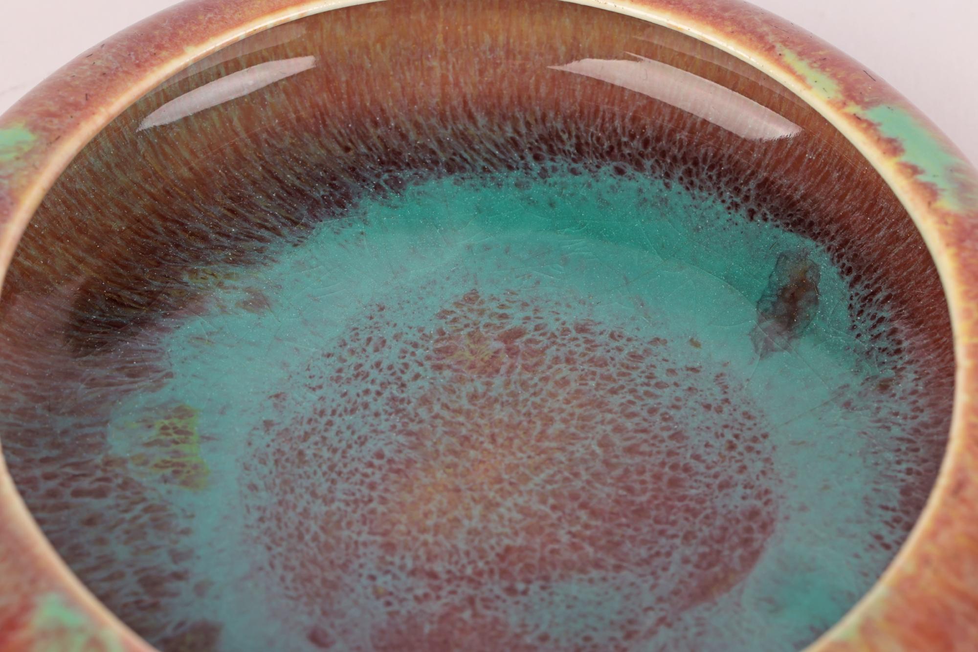 Arts and Crafts Plat en poterie d'art émaillée à gouttes de couleur flambée de style Ruskin en vente